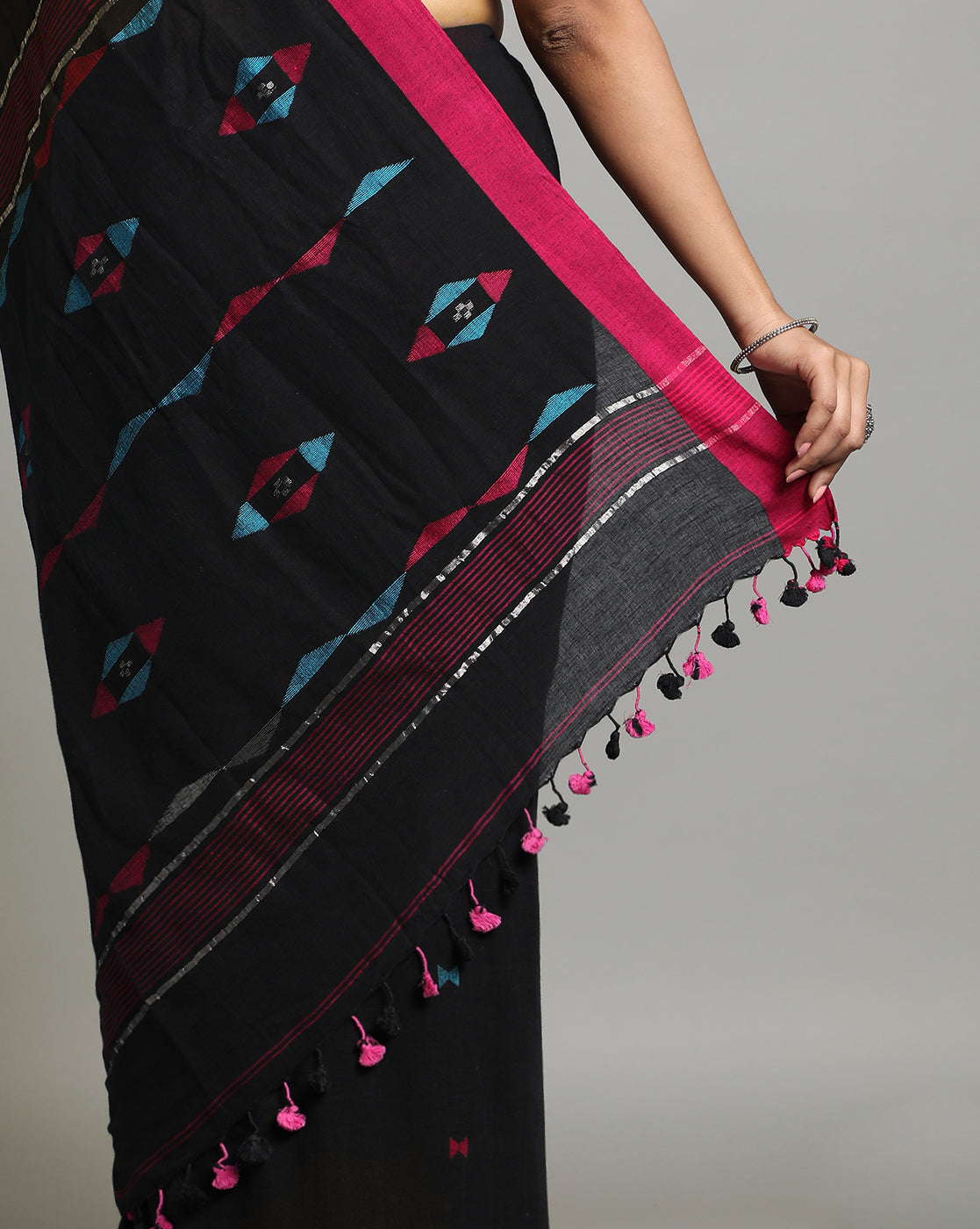 Handloom Jamdani Cotton Saree With Blouse Piece | Shobitam