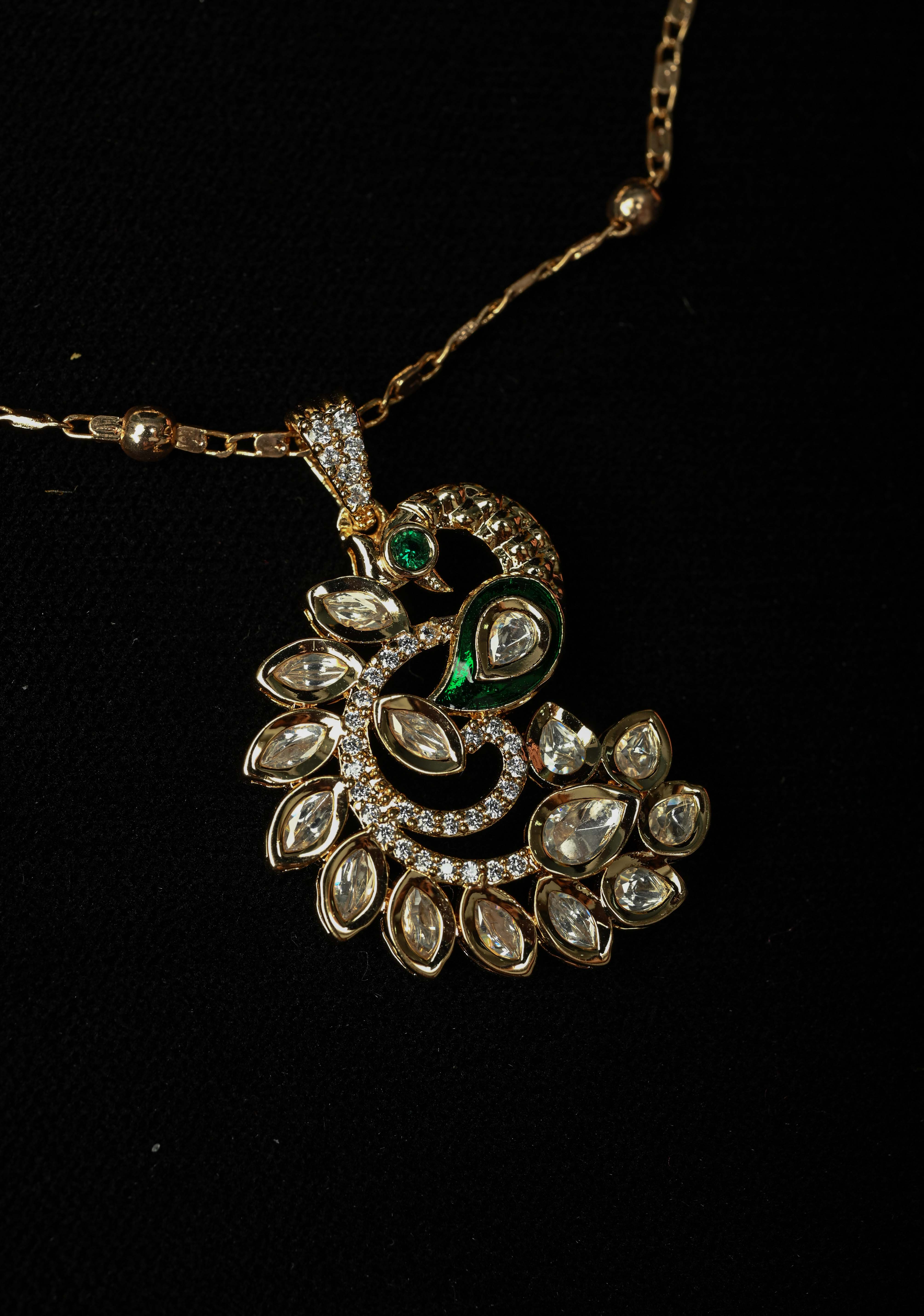 Regal Mor Pendant Set | Shobitam