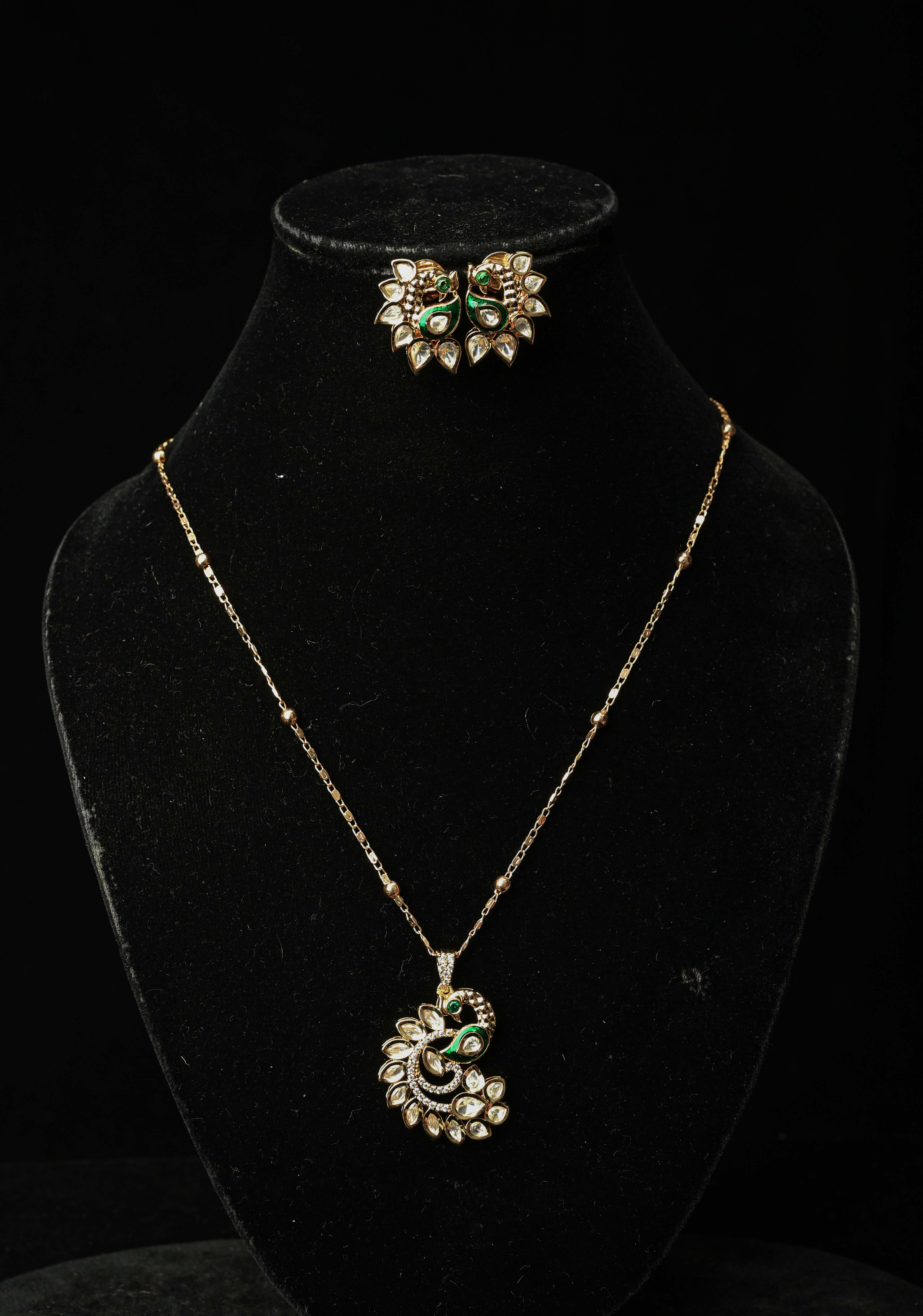 Regal Mor Pendant Set | Shobitam