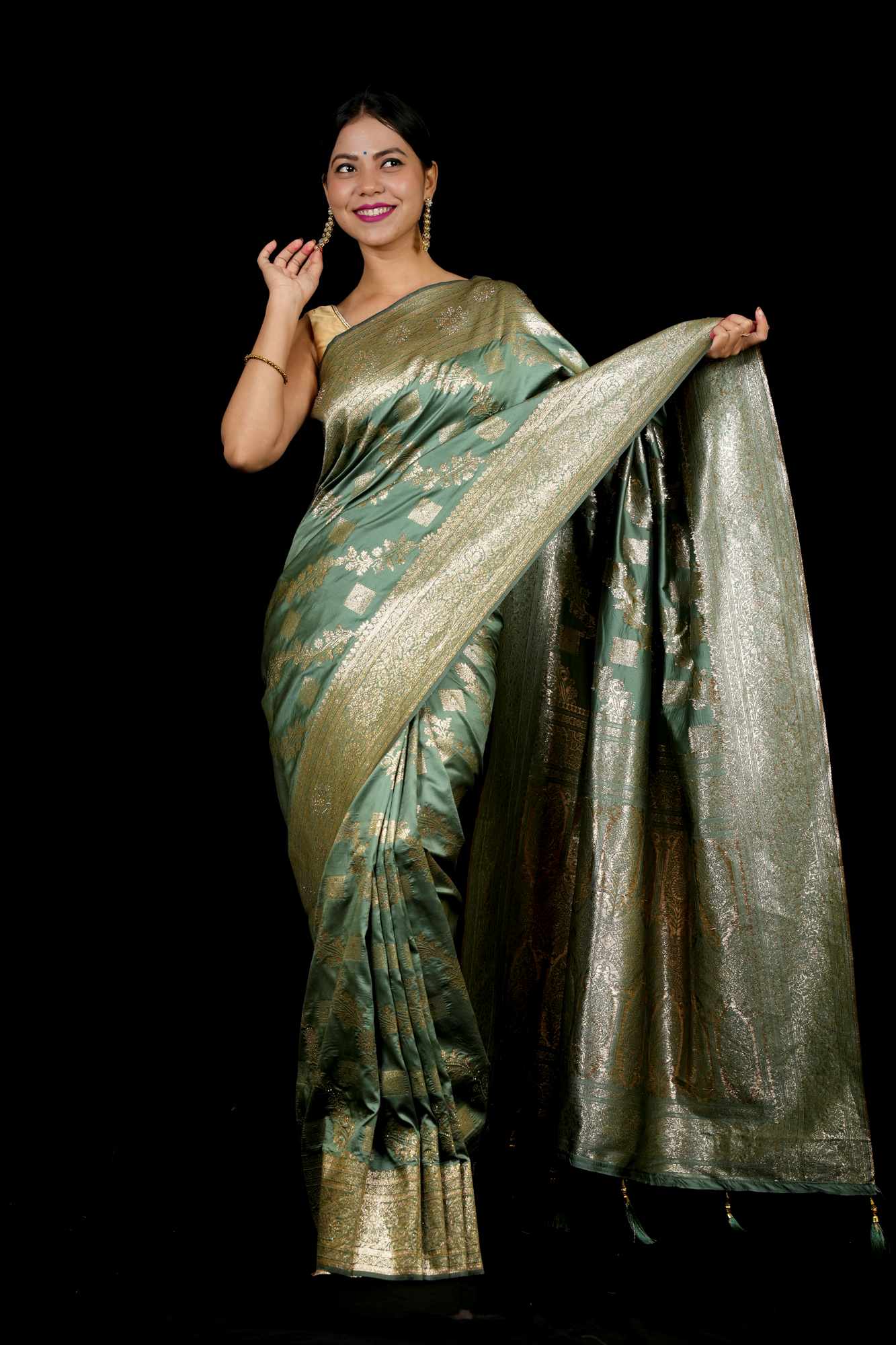 Banarasi Jaal Weaving Dense ornate pallu prestitched saree