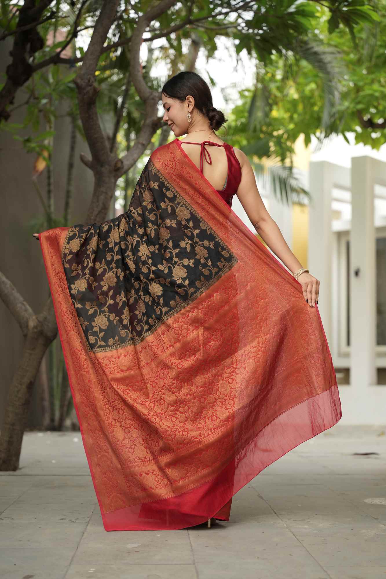 Jaal woven Banarasi Georgette Silk with Contrast Zari Border & Palla Wrap in 1 Minute Saree