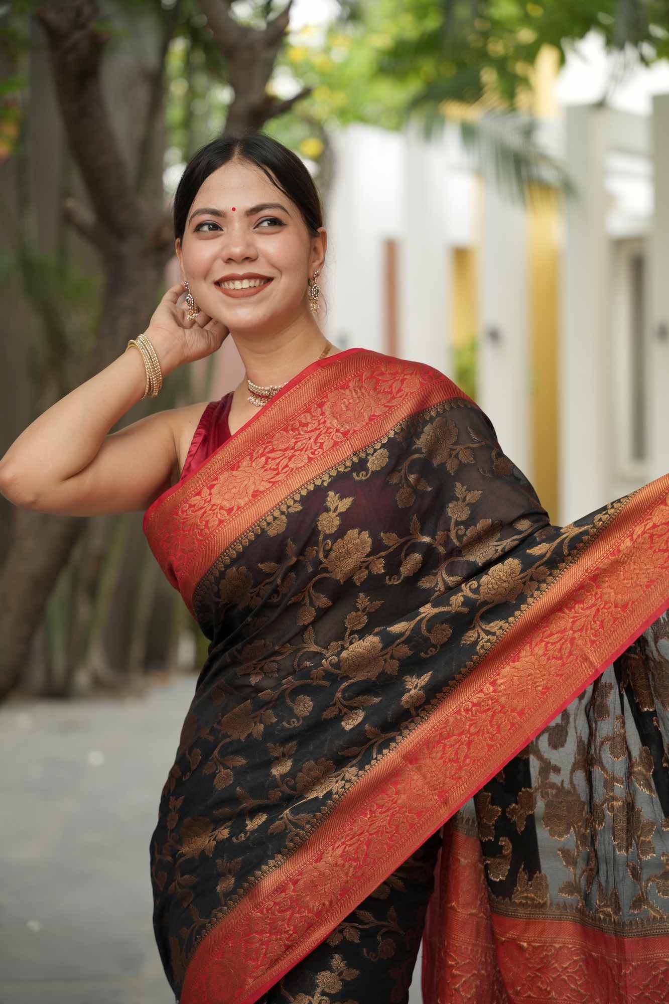 Jaal woven Banarasi Georgette Silk with Contrast Zari Border & Palla Wrap in 1 Minute Saree