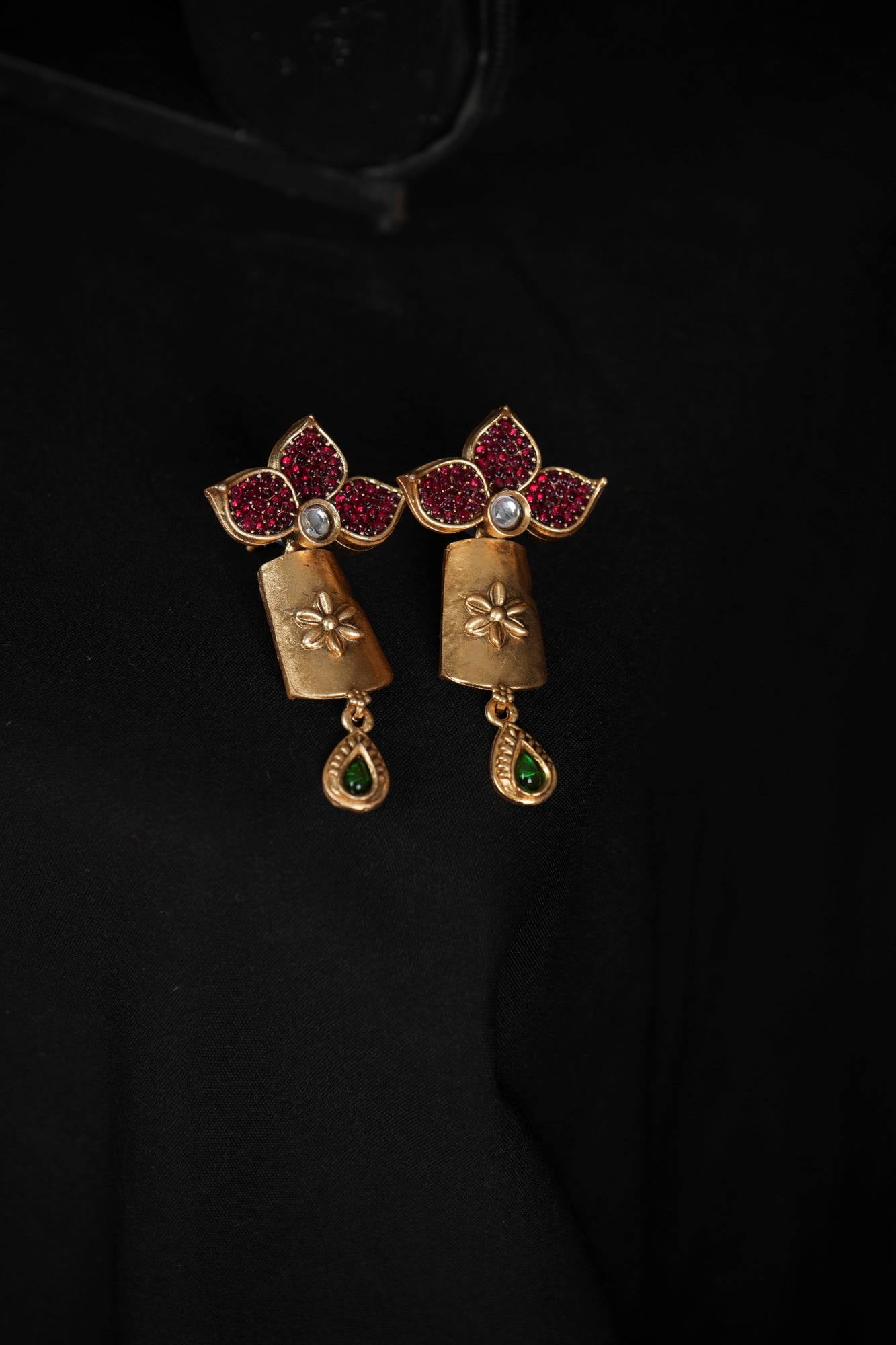 Floral Radiance Matte Gold Necklace Set with Ruby and Emerald Accents