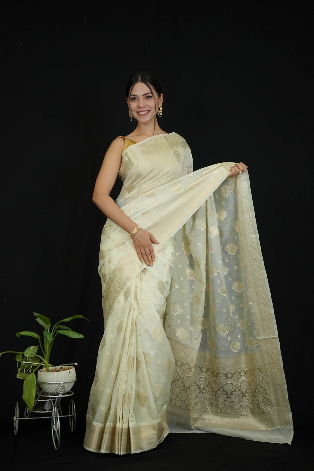 Exquisite Off white premium Saree with Intricate All-Over Butas and Ornate Palla, Adorned with Luxurious Tassels – A Ready-to-Wear Saree