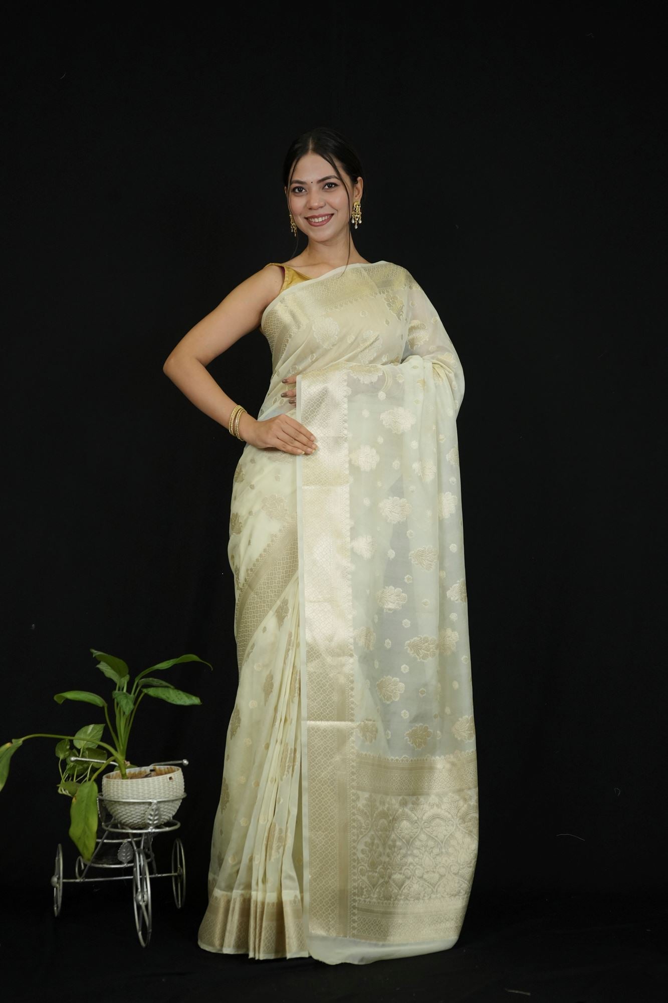 Exquisite Off white premium Saree with Intricate All-Over Butas and Ornate Palla, Adorned with Luxurious Tassels – A Ready-to-Wear Saree