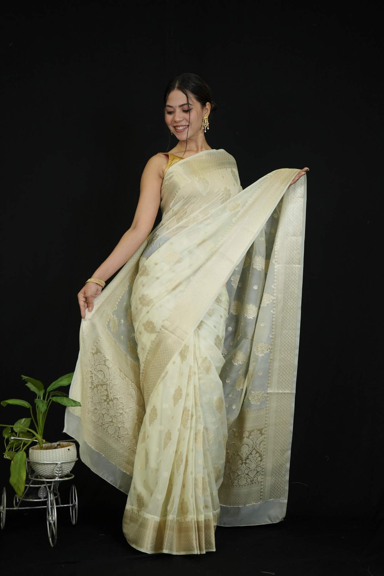 Exquisite Off white premium Saree with Intricate All-Over Butas and Ornate Palla, Adorned with Luxurious Tassels – A Ready-to-Wear Saree