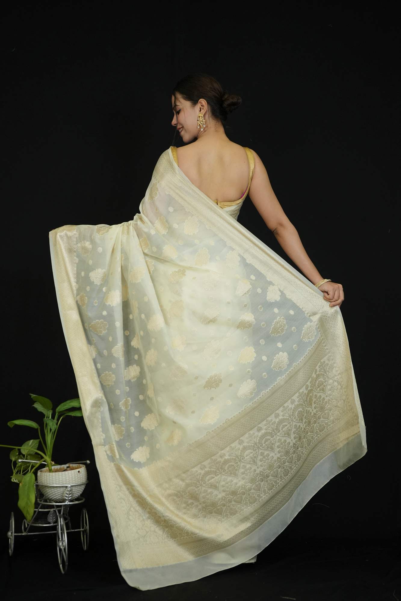 Exquisite Off white premium Saree with Intricate All-Over Butas and Ornate Palla, Adorned with Luxurious Tassels – A Ready-to-Wear Saree