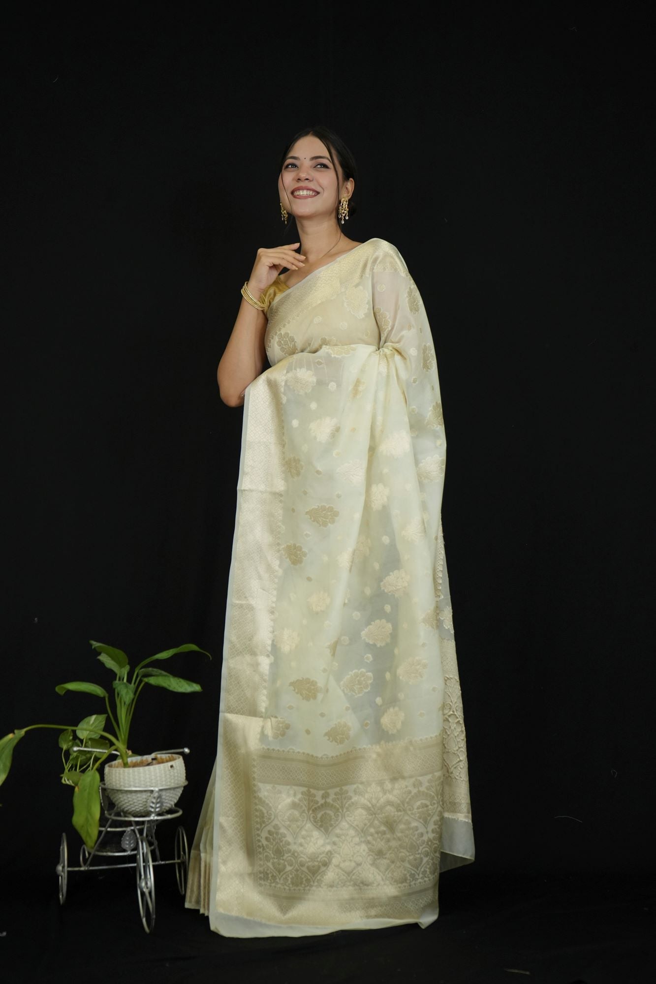 Exquisite Off white premium Saree with Intricate All-Over Butas and Ornate Palla, Adorned with Luxurious Tassels – A Ready-to-Wear Saree