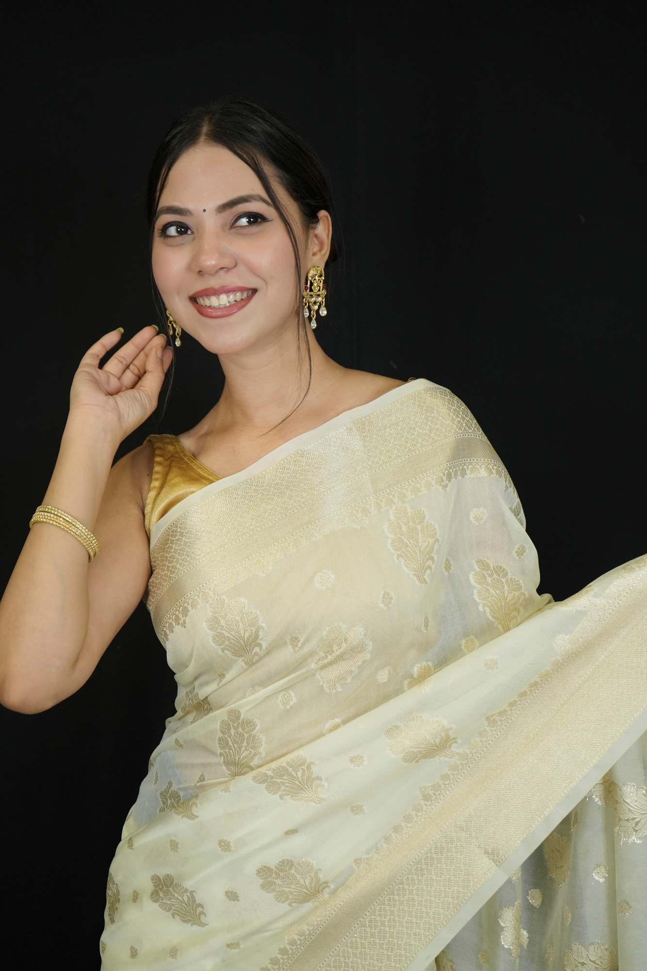 Exquisite Off white premium Saree with Intricate All-Over Butas and Ornate Palla, Adorned with Luxurious Tassels – A Ready-to-Wear Saree