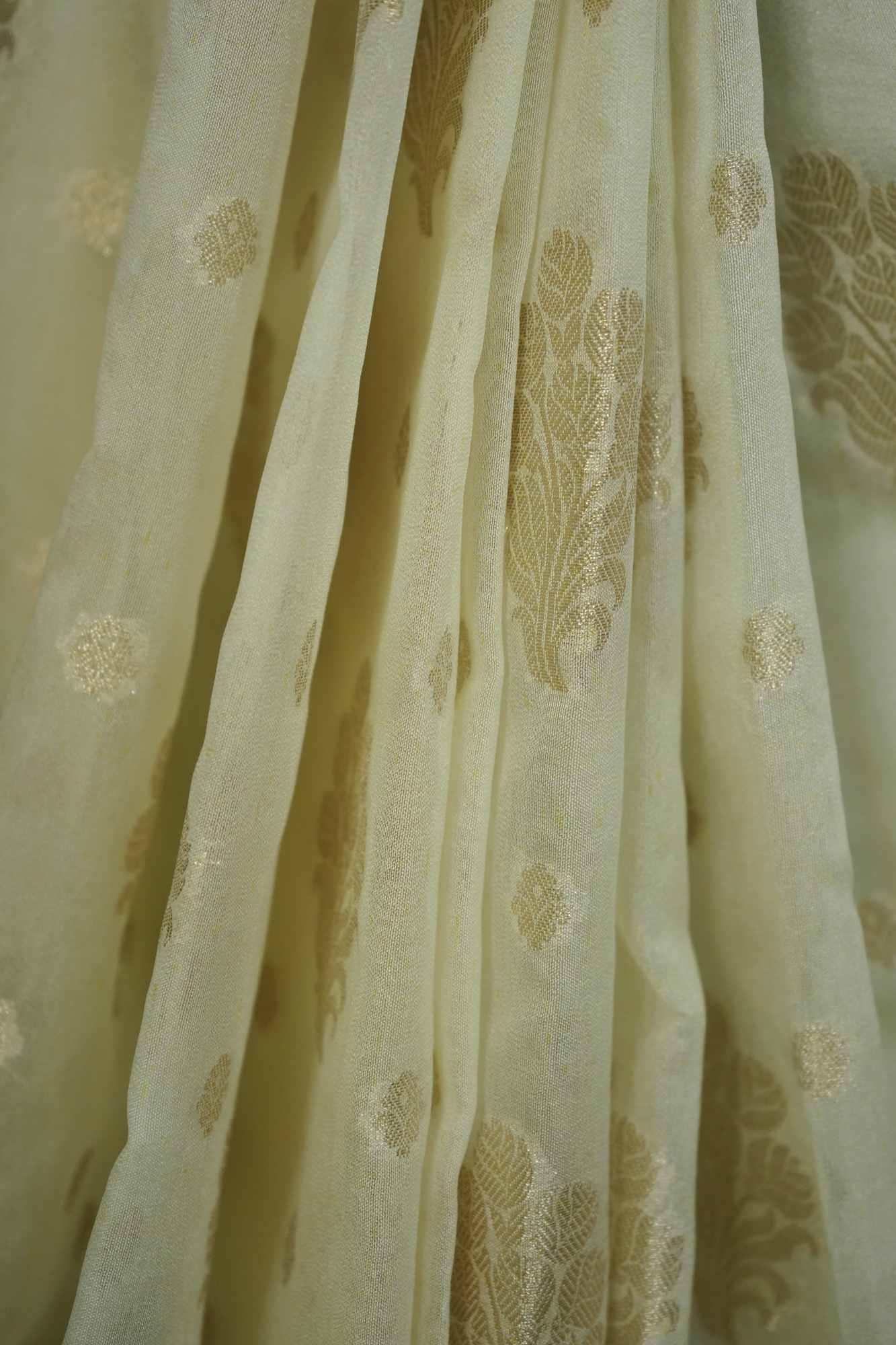 Exquisite Off white premium Saree with Intricate All-Over Butas and Ornate Palla, Adorned with Luxurious Tassels – A Ready-to-Wear Saree