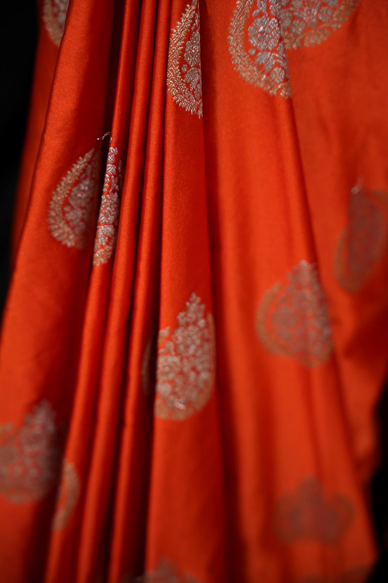 Beautiful Red Banarasi Mashru Silk with Golden Zari Weaved & Minakari Boota Wrap in 1 Minute Saree