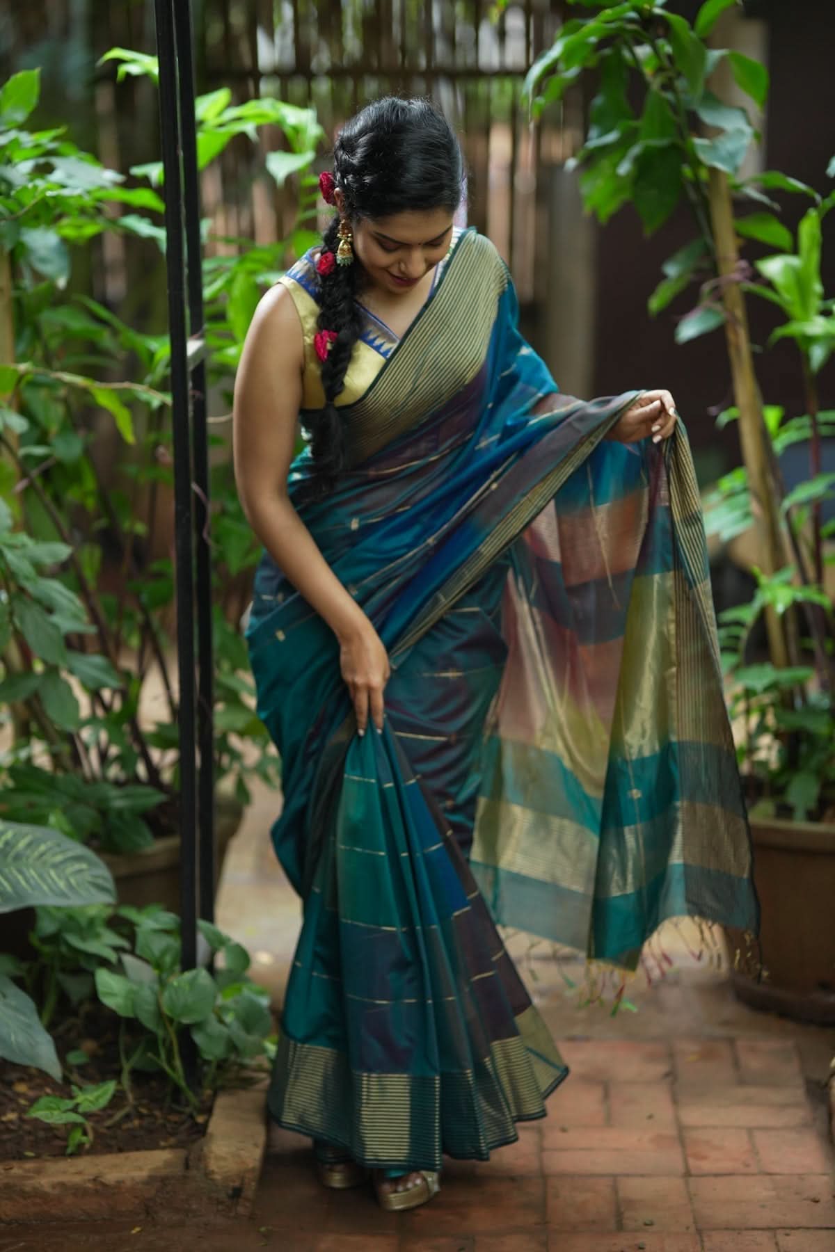 Peacock Green Ombre Handwoven Zari Stripes Maheshwari Silk Cotton Saree | Shobitam