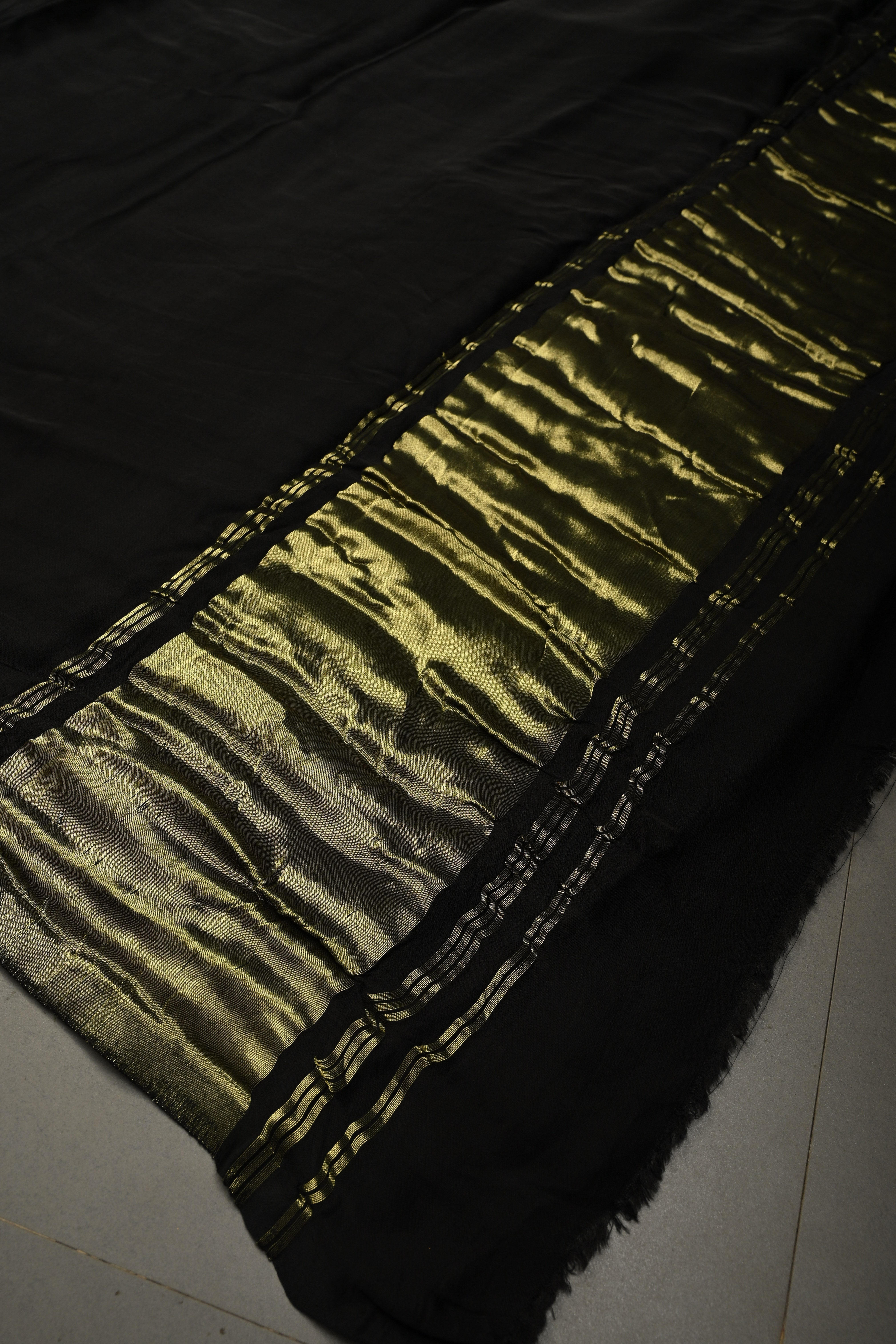 Black Borderless Modal Silk Saree with Lagda Patta Crushed Tissue Pallu | Shobitam