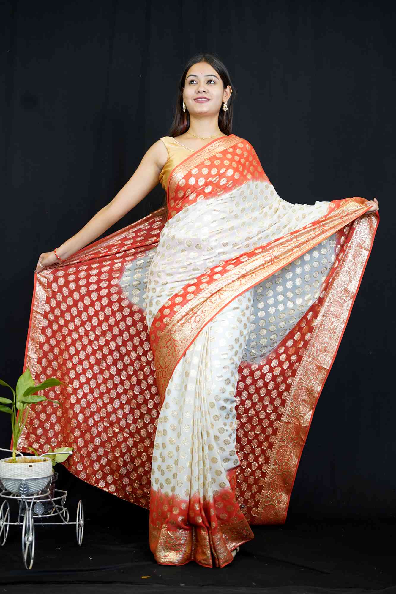 Exquisite Zari Weave Butta Overall With Contrast Ornate Palla Zari Border 1 minute Saree