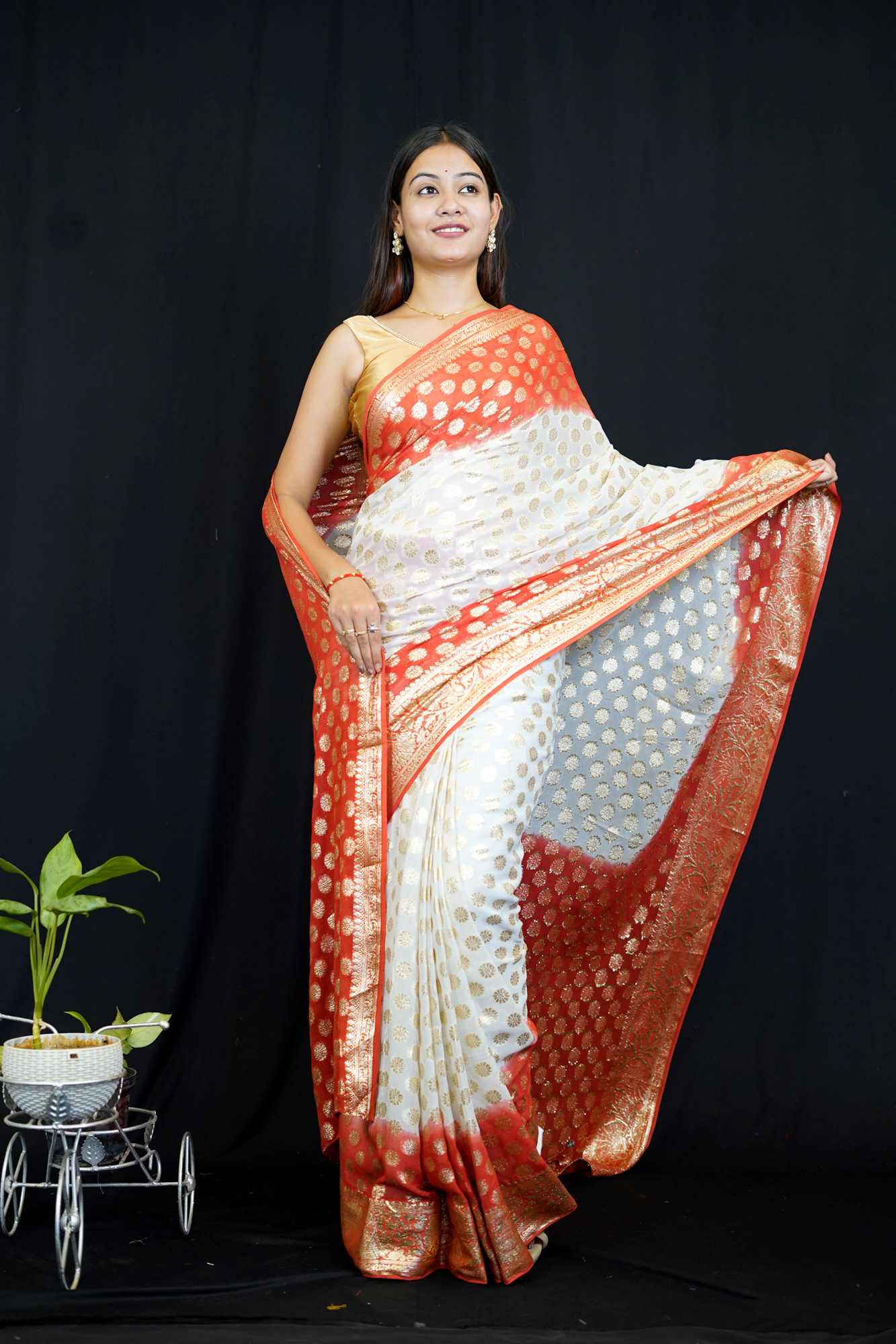 Exquisite Zari Weave Butta Overall With Contrast Ornate Palla Zari Border 1 minute Saree