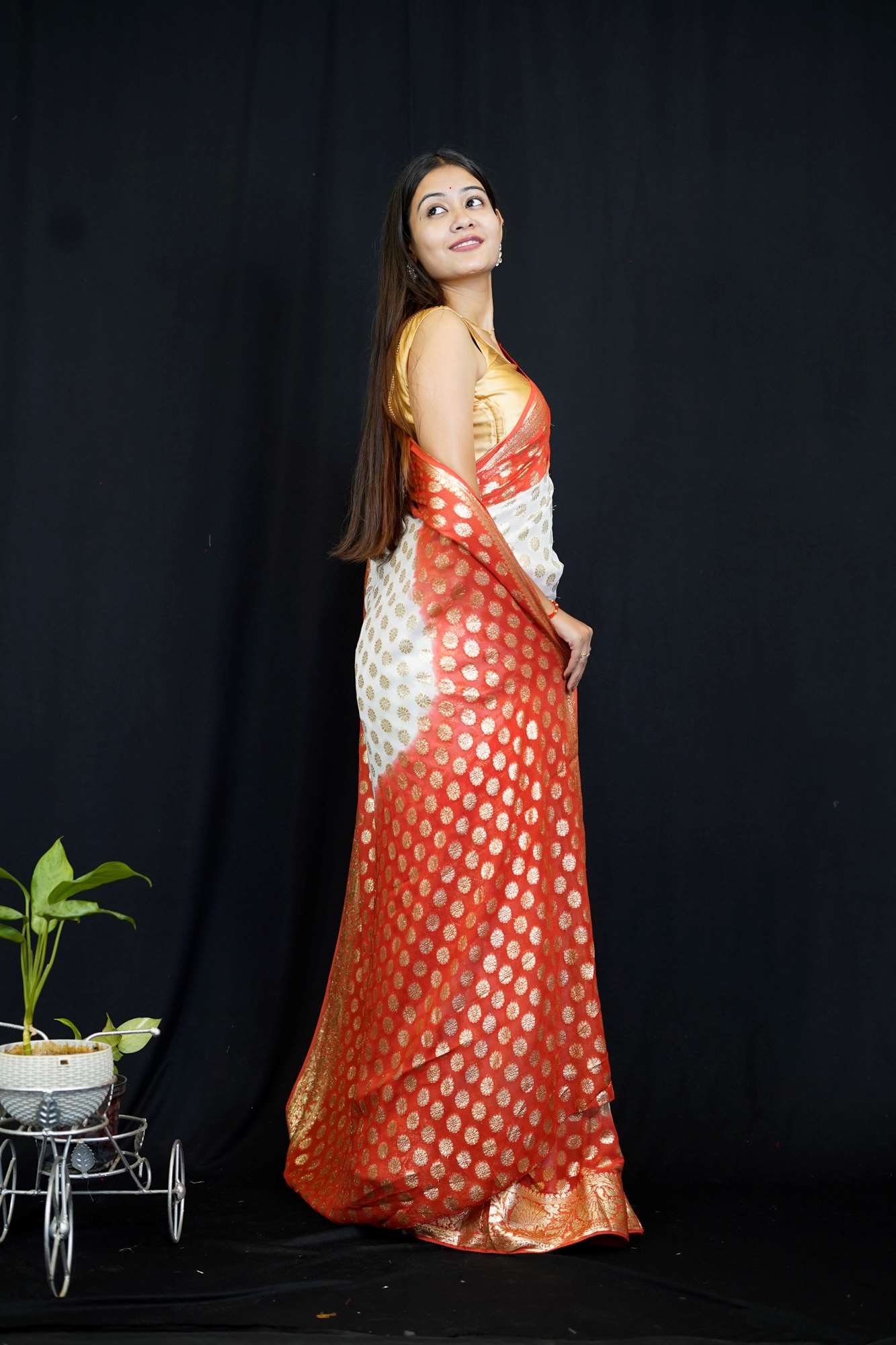 Exquisite Zari Weave Butta Overall With Contrast Ornate Palla Zari Border 1 minute Saree