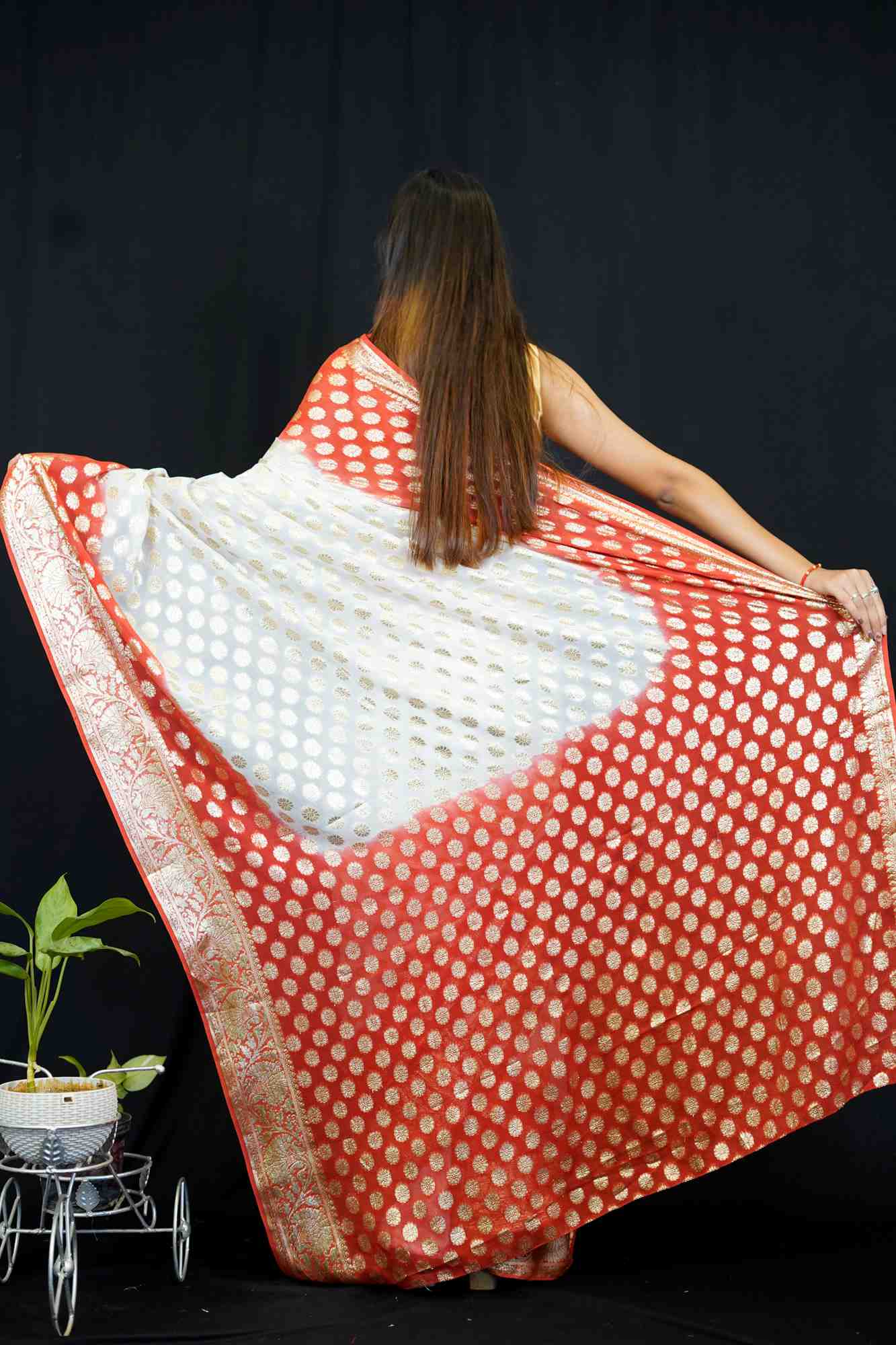 Exquisite Zari Weave Butta Overall With Contrast Ornate Palla Zari Border 1 minute Saree