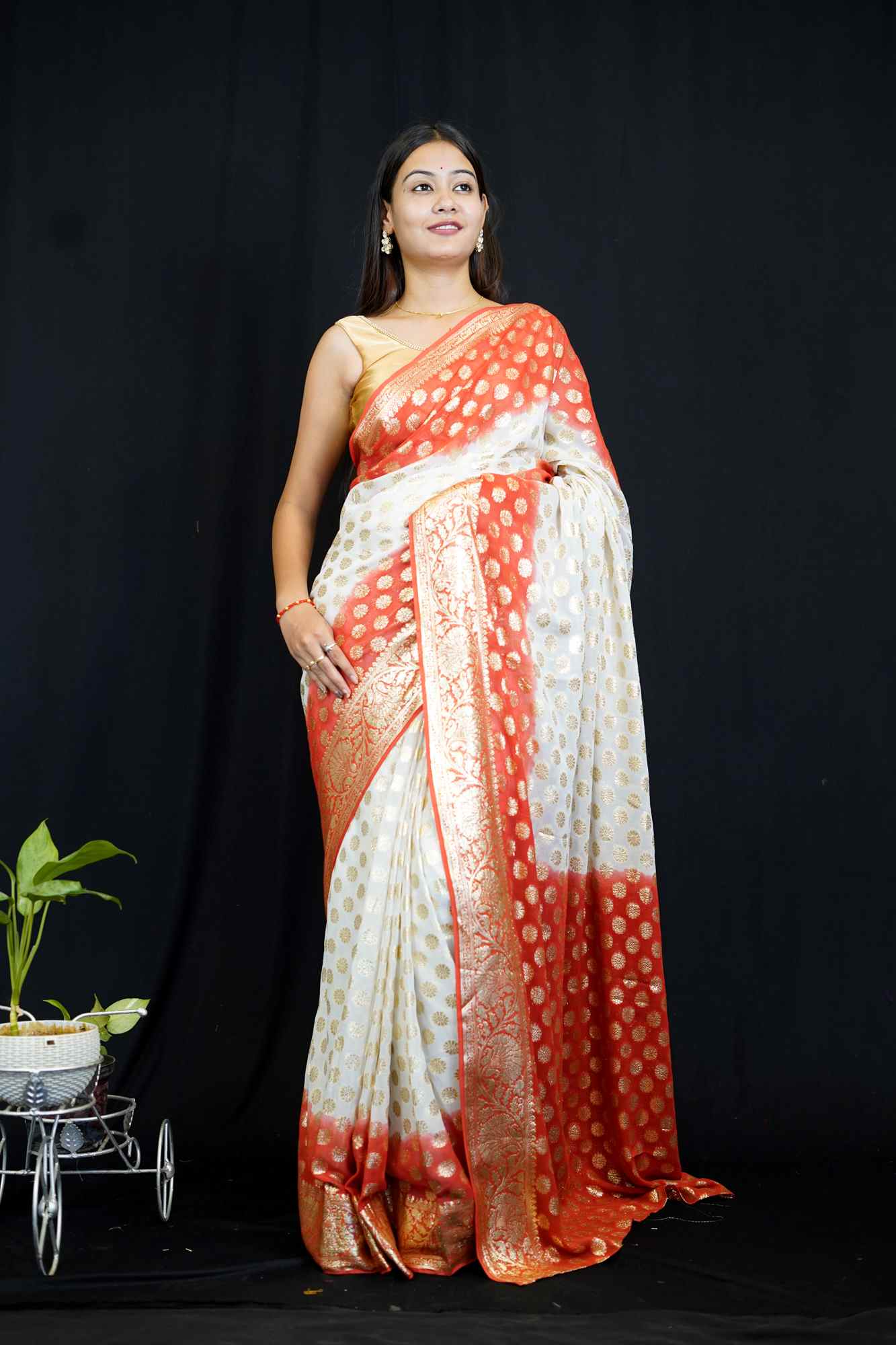 Exquisite Zari Weave Butta Overall With Contrast Ornate Palla Zari Border 1 minute Saree