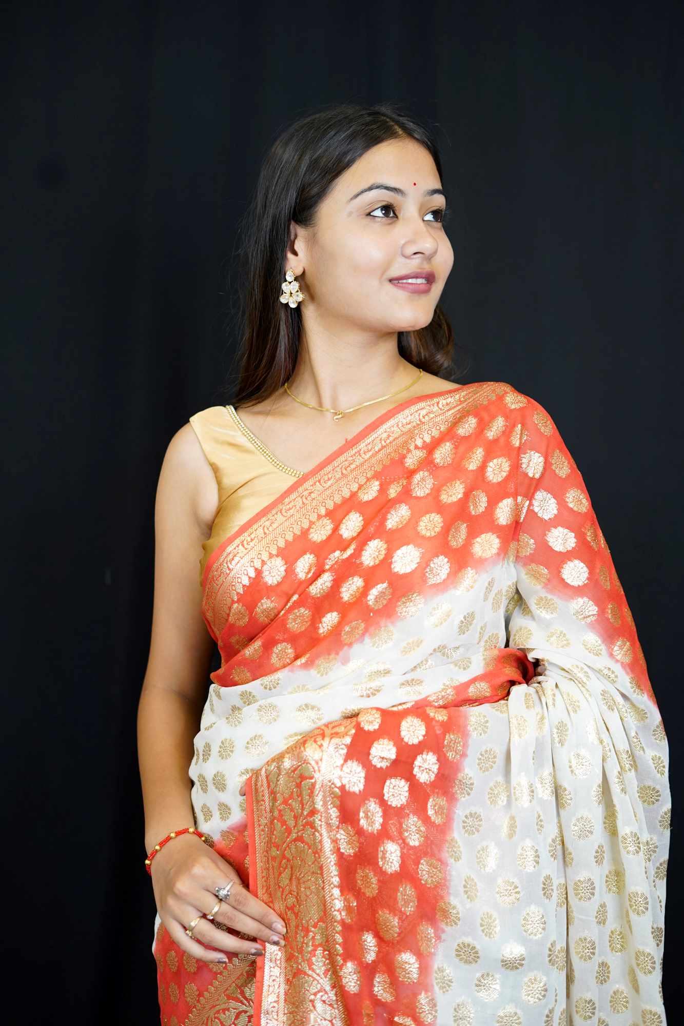 Exquisite Zari Weave Butta Overall With Contrast Ornate Palla Zari Border 1 minute Saree