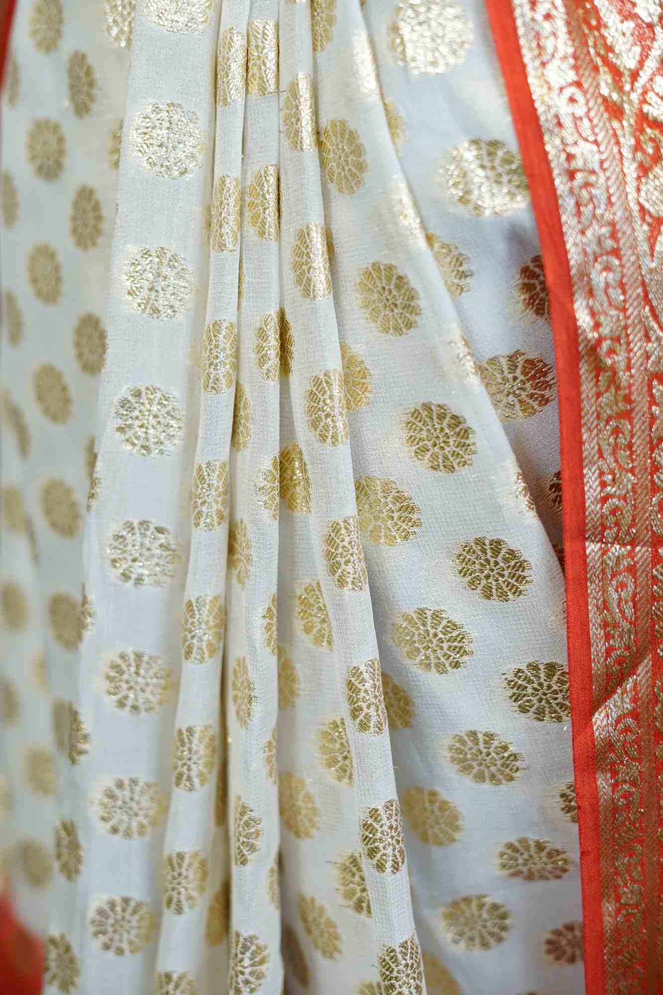 Exquisite Zari Weave Butta Overall With Contrast Ornate Palla Zari Border 1 minute Saree