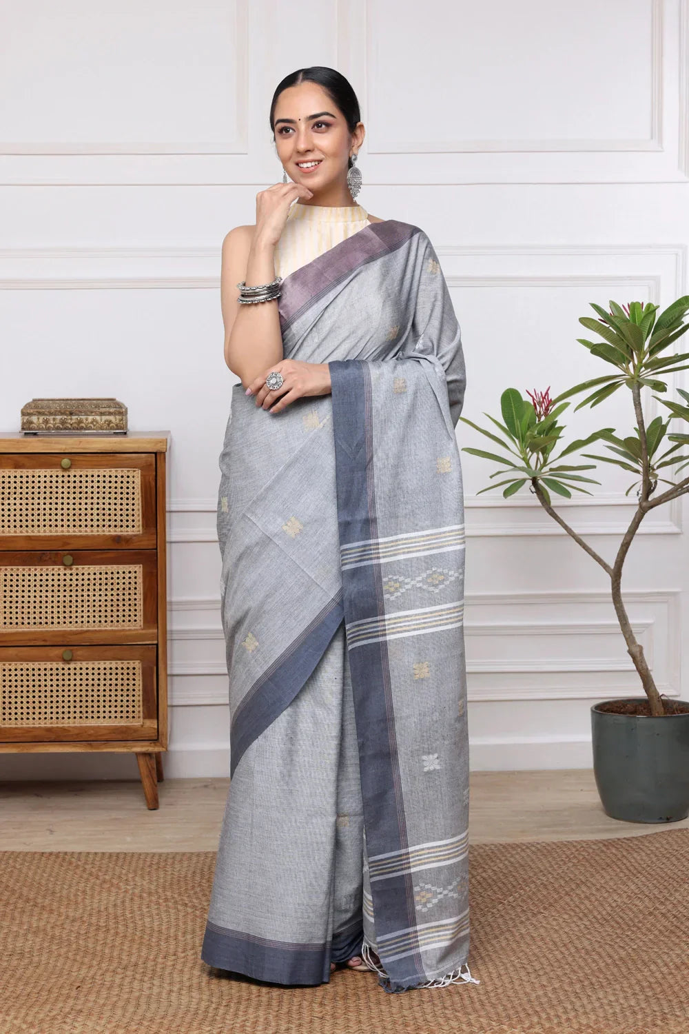 Handloom Grey Mul Cotton Jamdani Saree | Shobitam