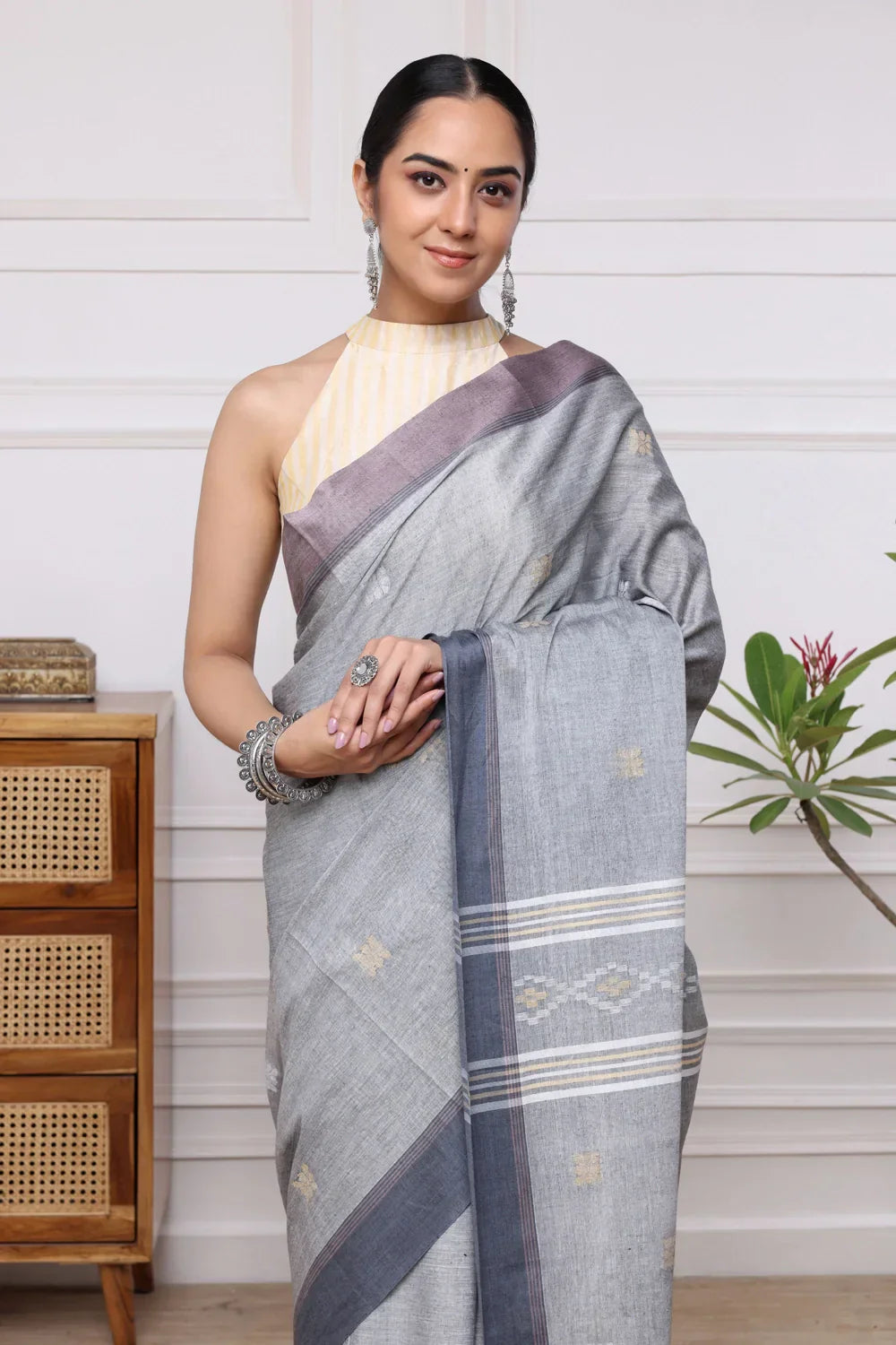 Handloom Grey Mul Cotton Jamdani Saree | Shobitam