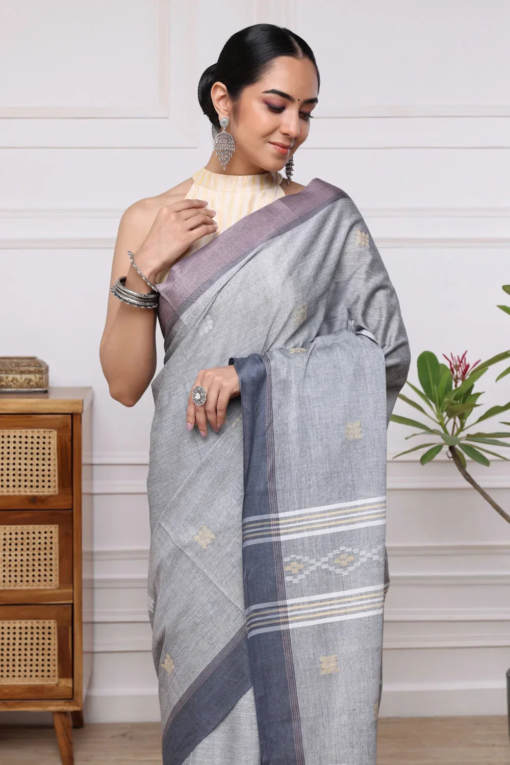 Handloom Grey Mul Cotton Jamdani Saree | Shobitam