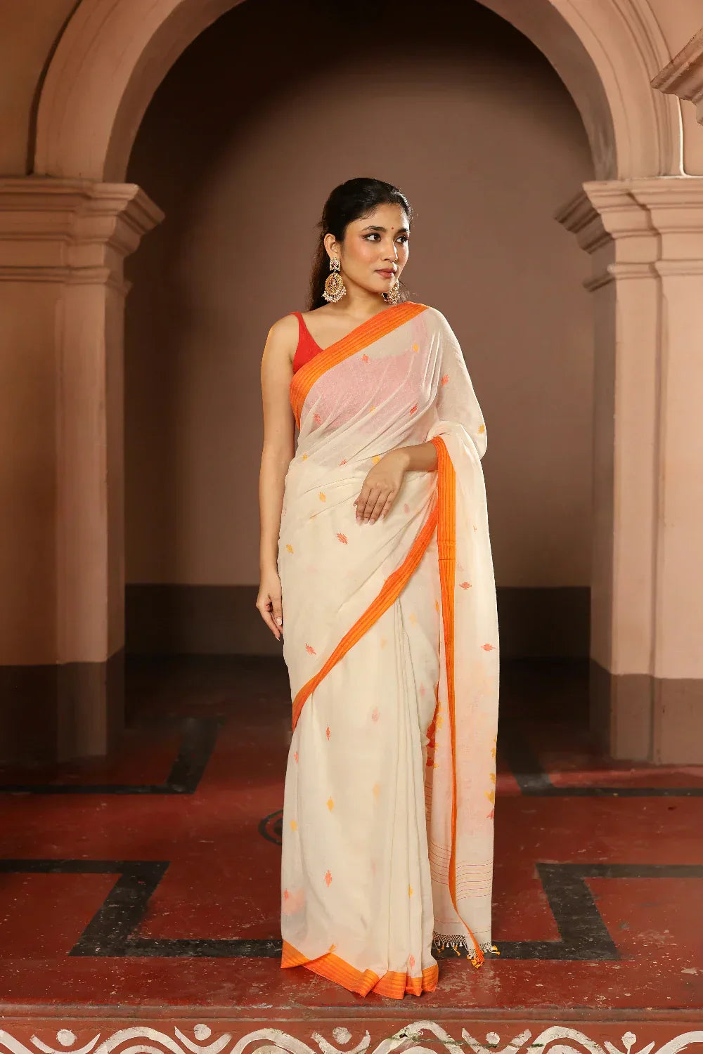 Handloom Off White and Orange Pure Cotton Floral Jamdani Saree | Shobitam