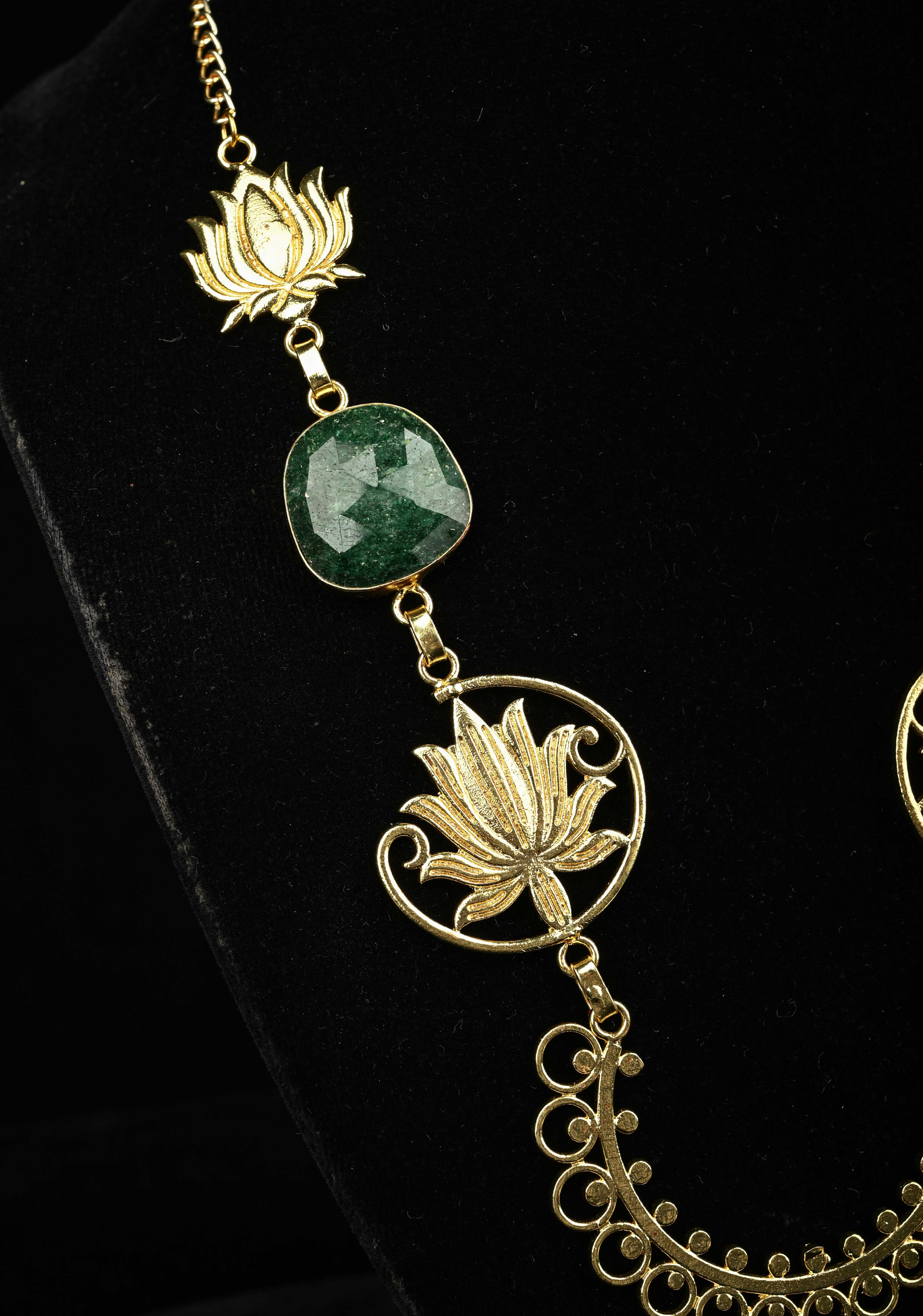 Green Ropada Chain Necklace and Lotus Motifs | Shobitam