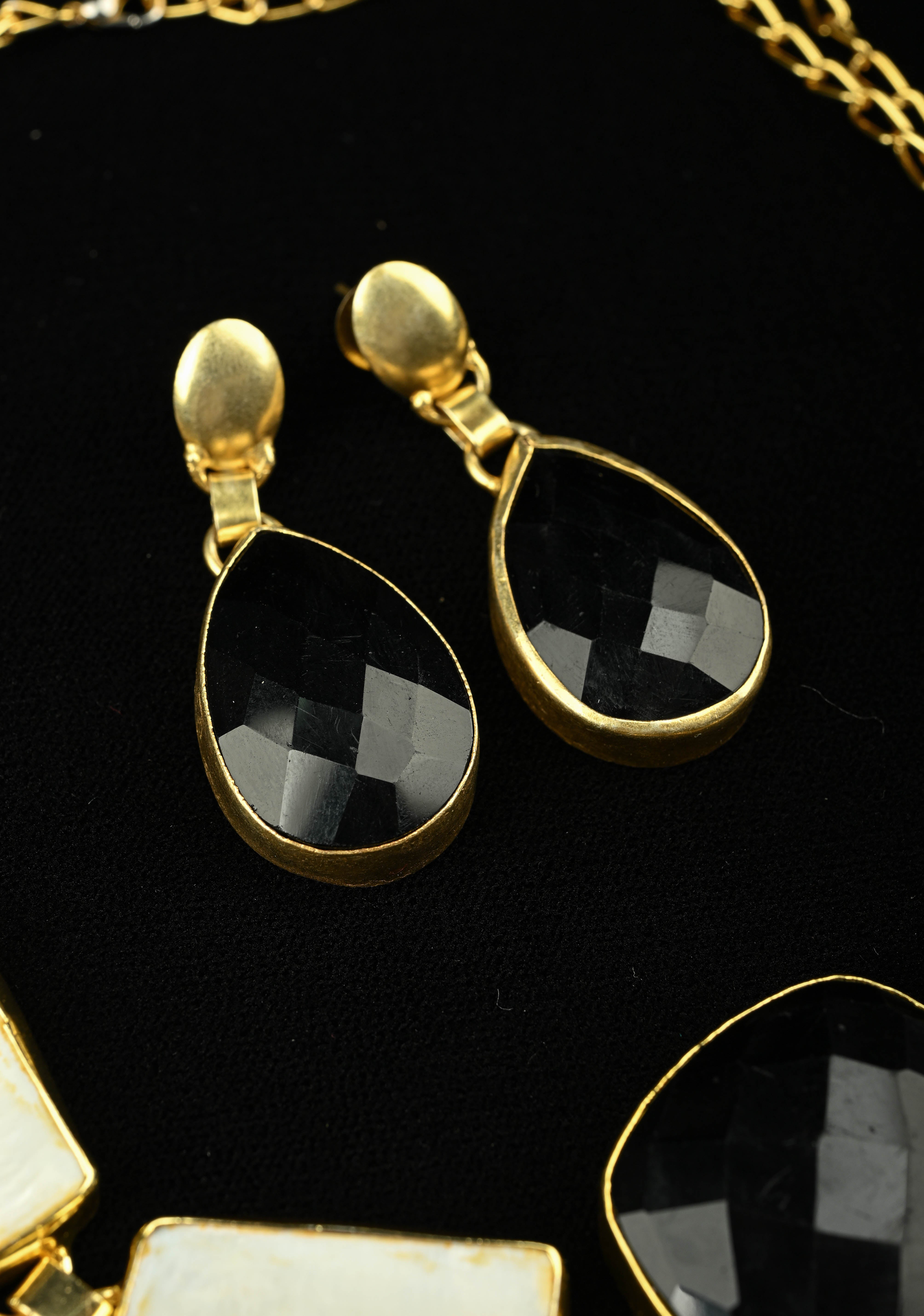 Mother of Pearls and Black Onyx Necklace and Earrings Set | Shobitam