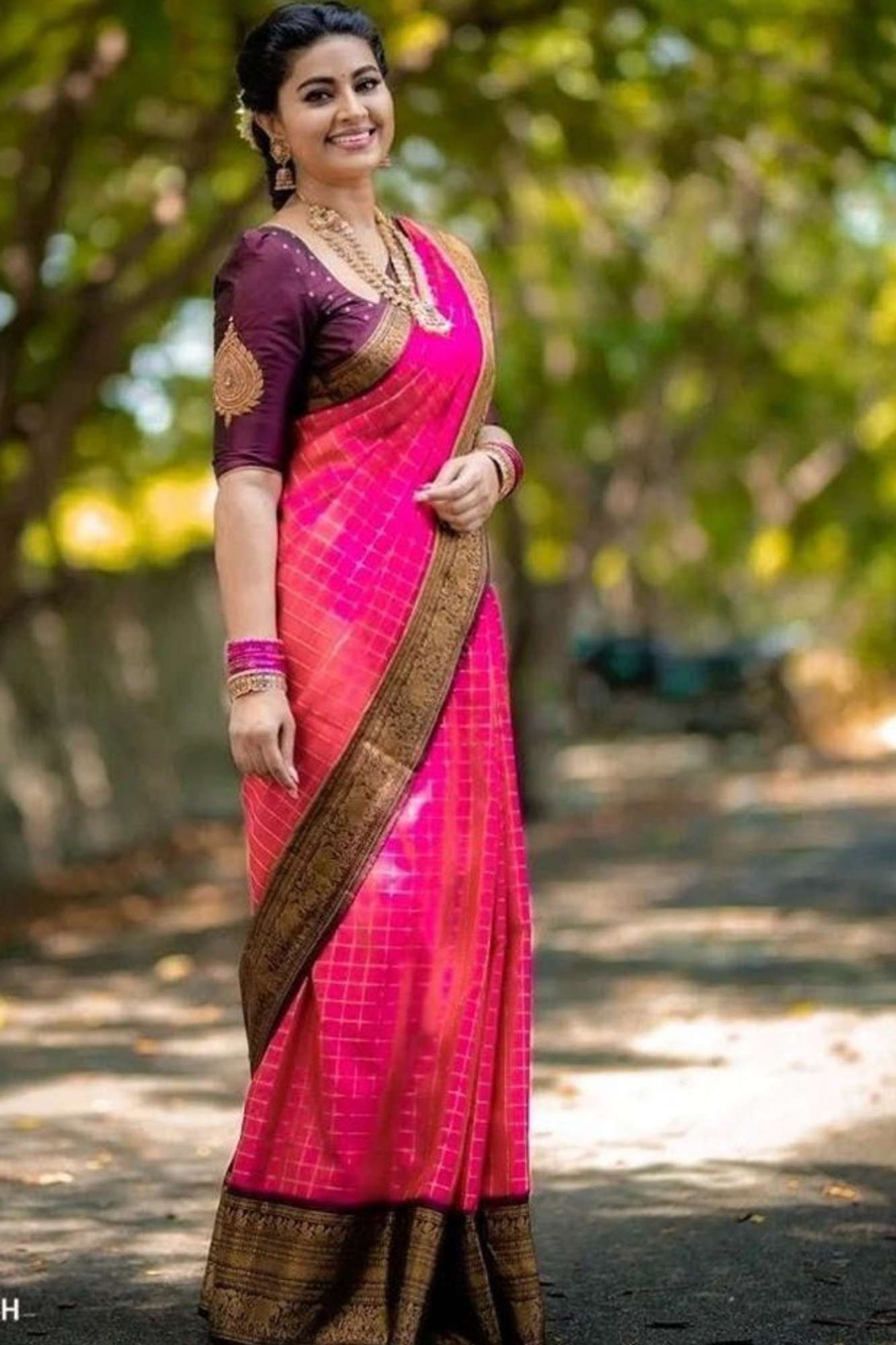 Vibrant Pink Lichi Silk with Zari Checkered Weave and Contrasting Pallu Ready To Wear Saree