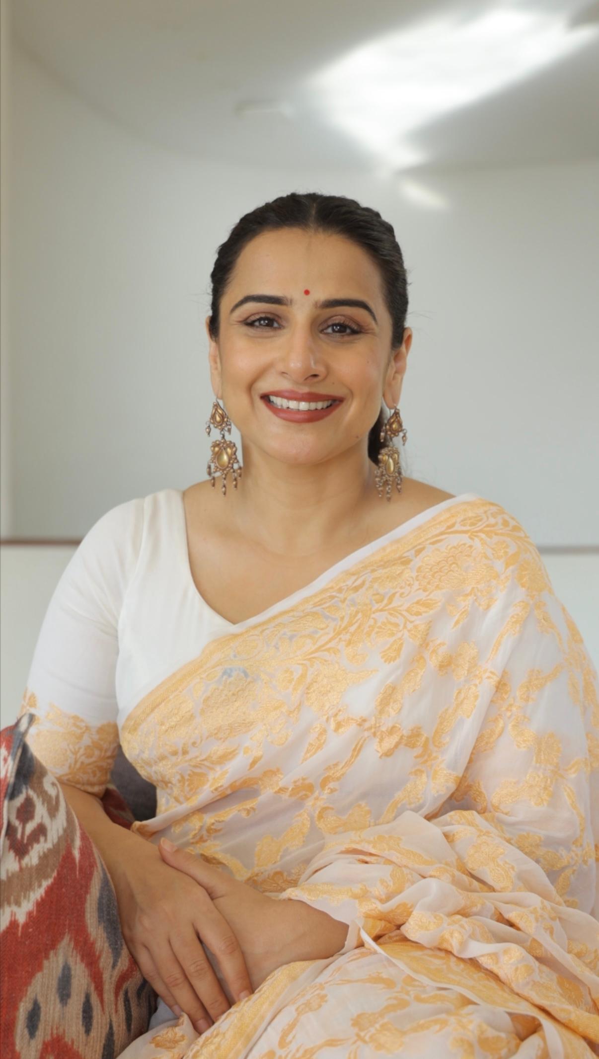 Vidya Balan White Banarasi Georgette Silk Saree with Shikaargah Jaal and Zari Border | SILK MARK CERTIFIED | Shobitam