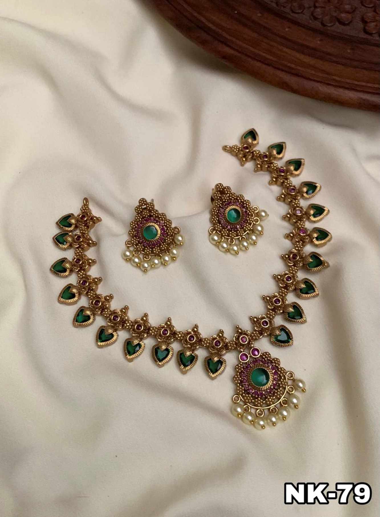 KUNDAN CHOKER / NECKLACE SET WITH FLORAL DESIGN