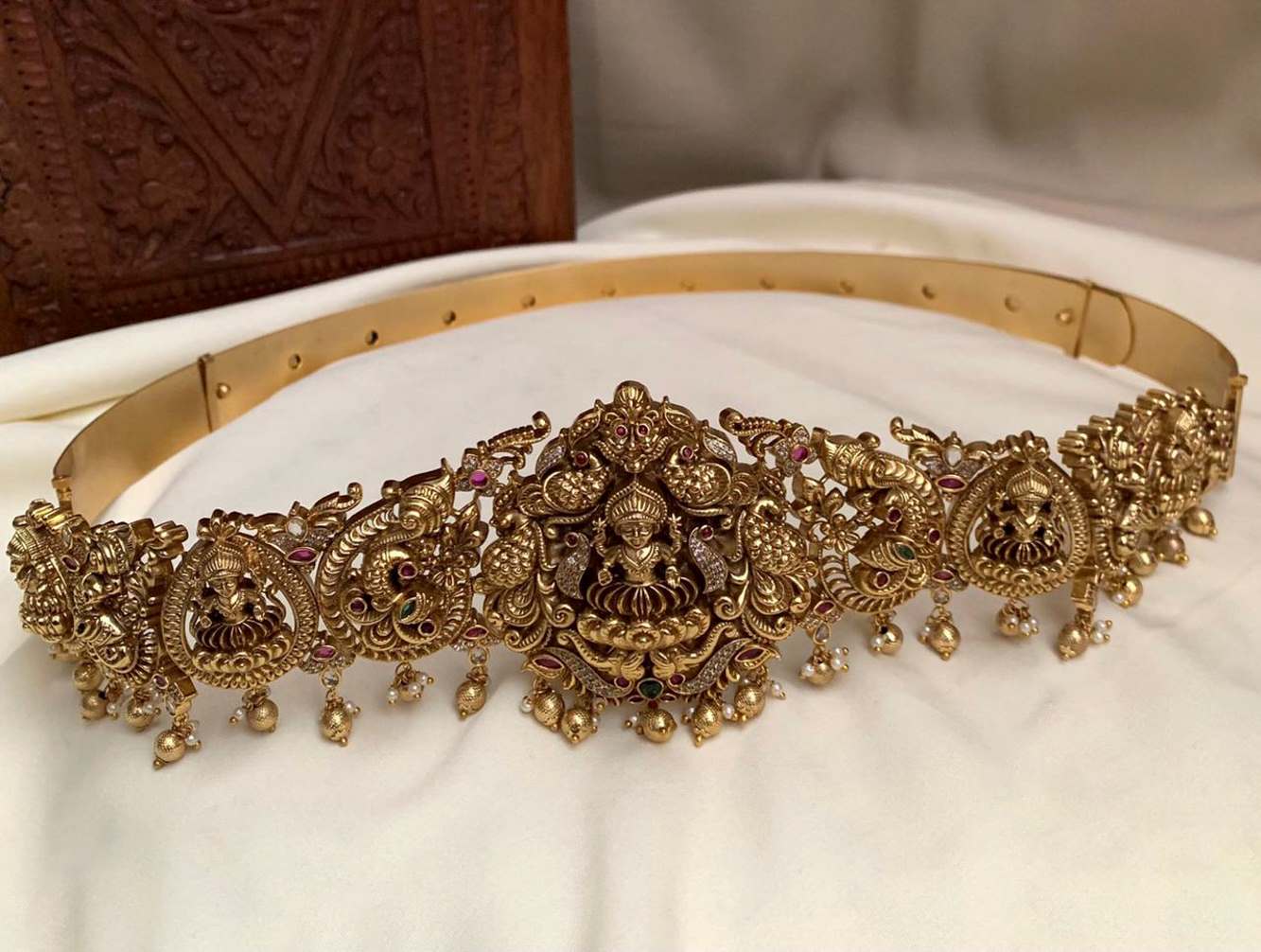 Gemstone Encrusted Gold-Plated Waist Belt: A Touch of Regal Elegance