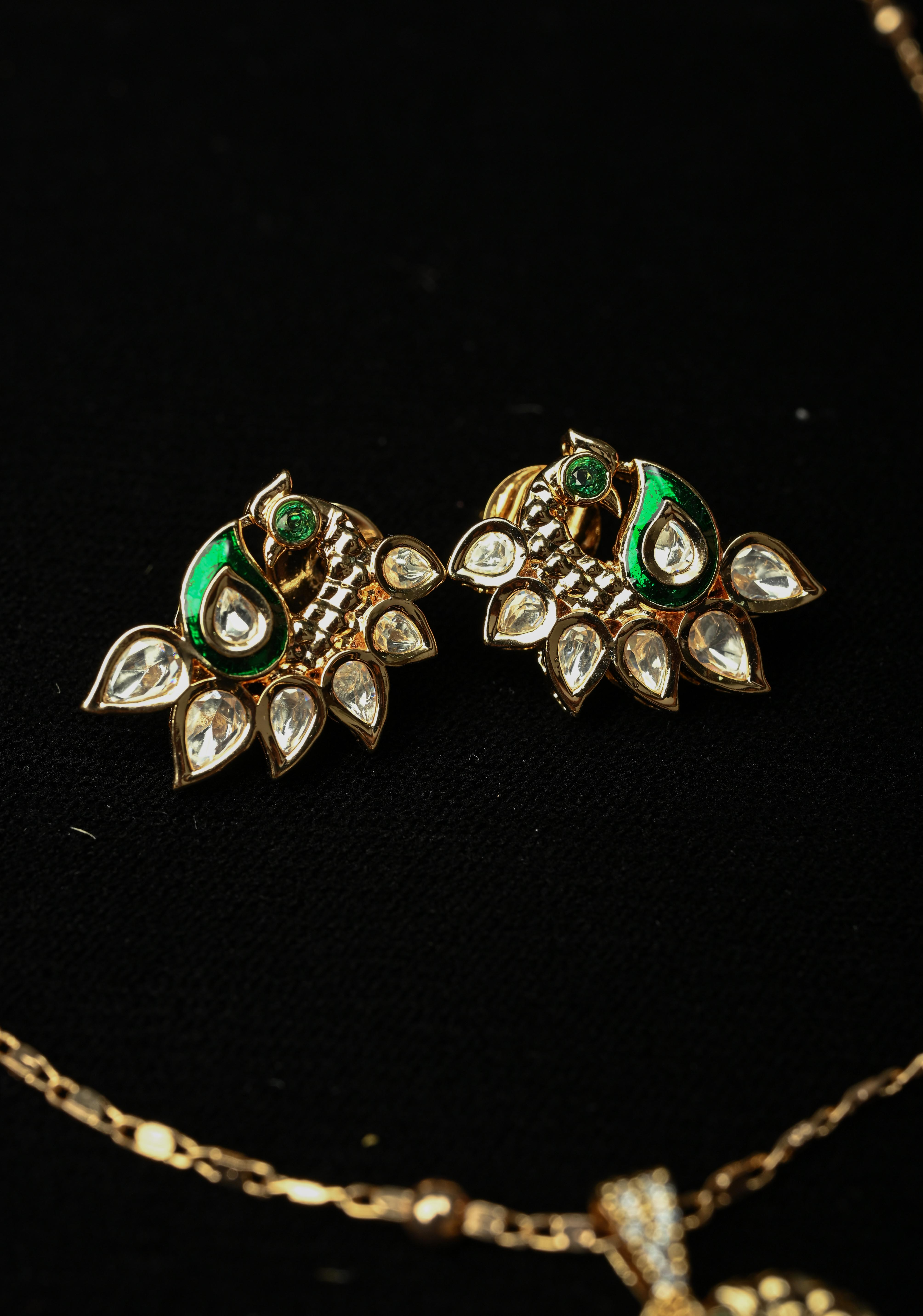 Regal Mor Pendant Set | Shobitam
