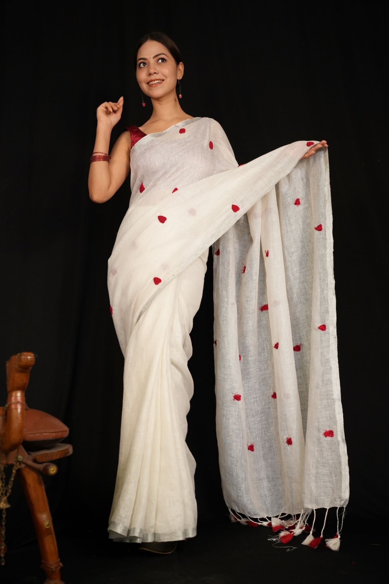 Luxurious Soft Cotton Linen Saree with Wool Thread and Red Heart Woven Design – Ready-to-Wear Saree