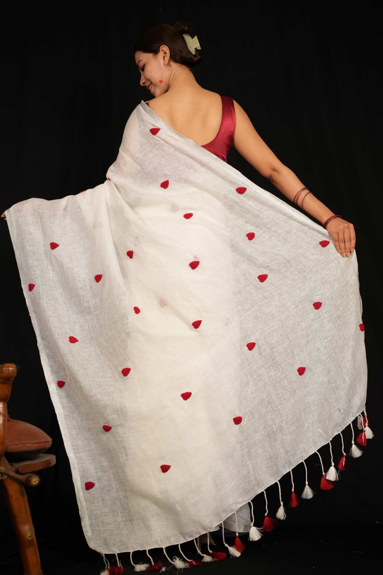 Luxurious Soft Cotton Linen Saree with Wool Thread and Red Heart Woven Design – Ready-to-Wear Saree