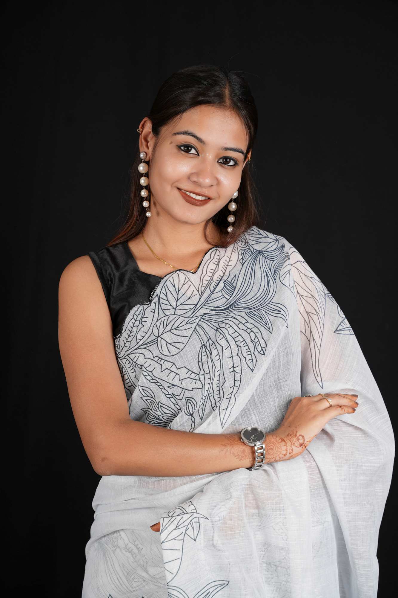 Elegant White Plain linen with Digital Floral Print & Cut Work Border Wrap in 1 Minute Saree