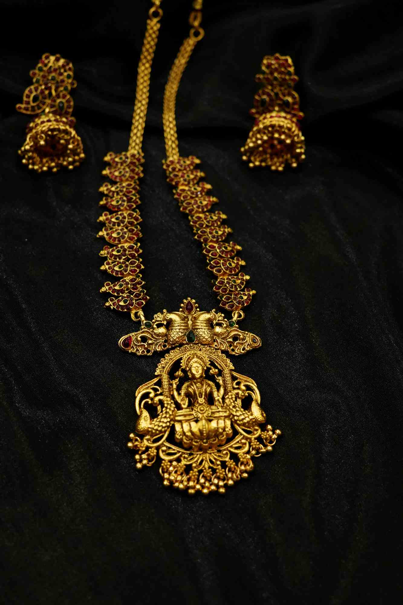 Majestic South Indian Temple Necklace with Goddess Lakshmi Pendant and Matching Earrings – Divine Craftsmanship and Regal Elegance"