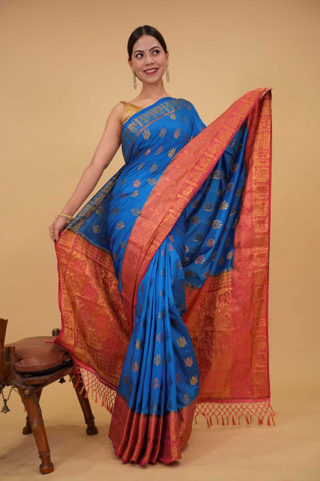 Banarasi with zari motif woven all over, Dense border & Ornate Contrast woven pallu Prestitched Reception Saree