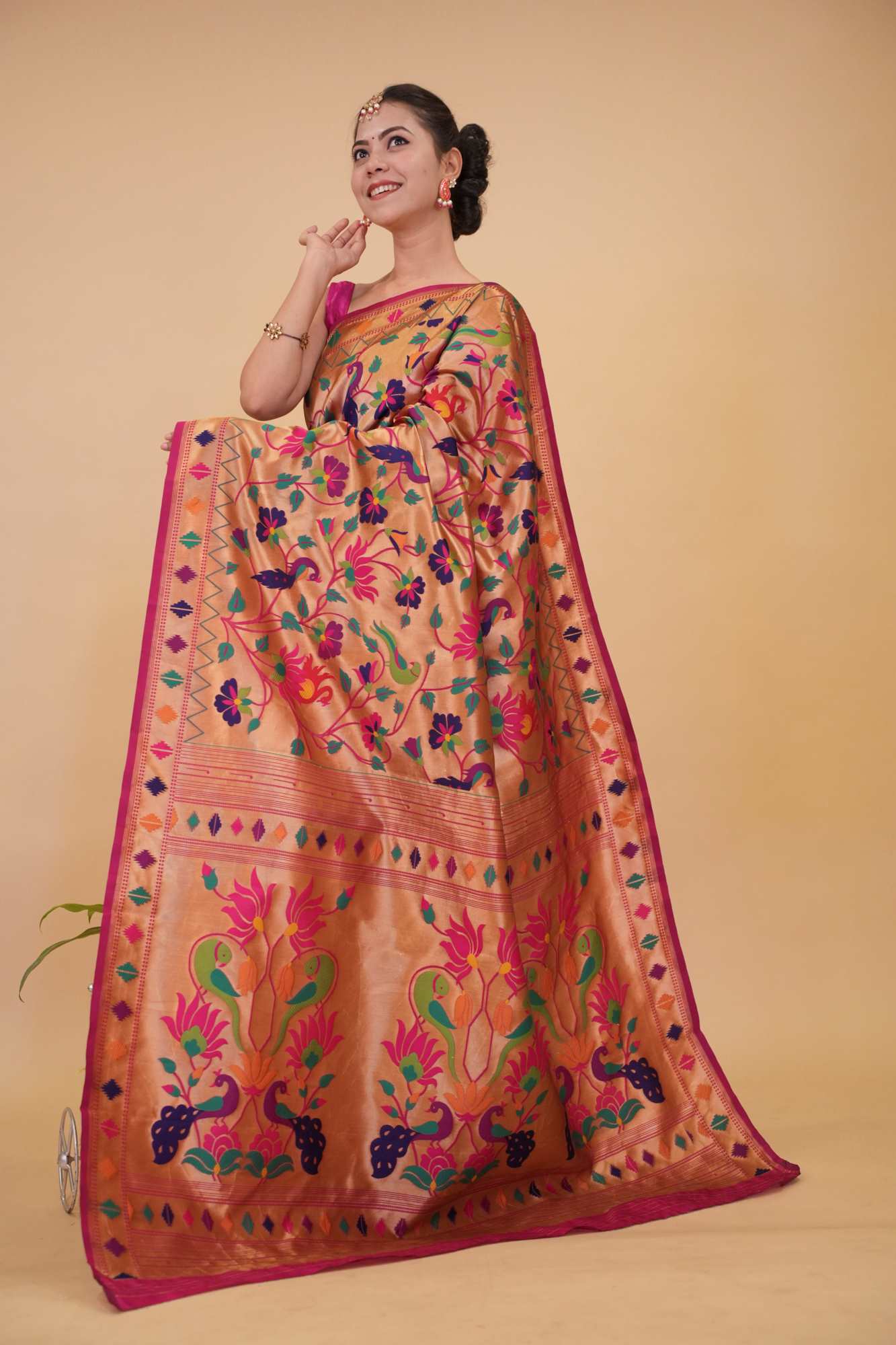 Pink & Gold-Toned Floral Zari Silk Blend Paithani Prestitched Saree