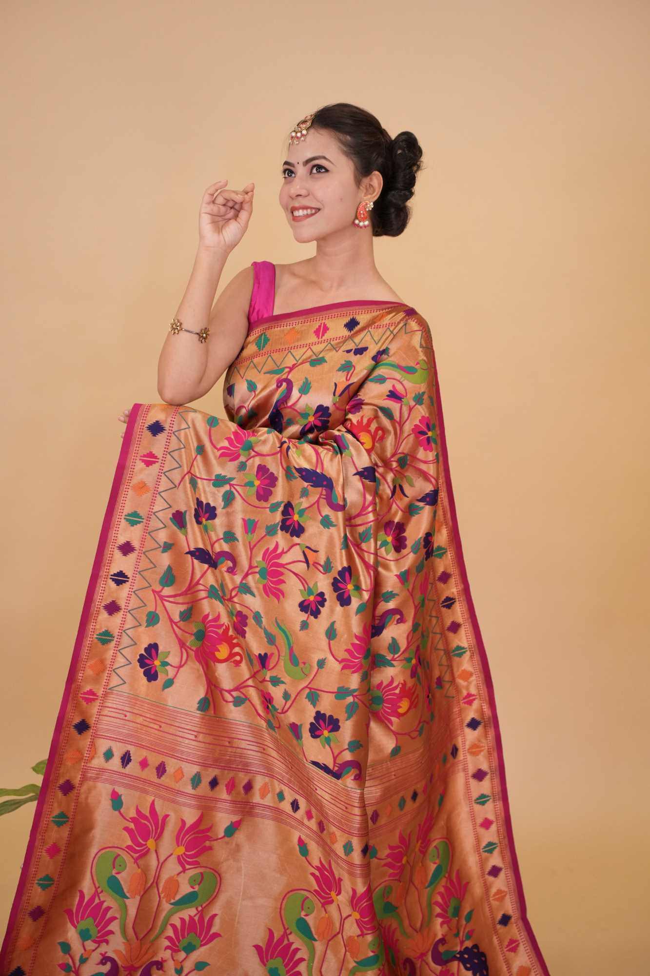 Pink & Gold-Toned Floral Zari Silk Blend Paithani Prestitched Saree