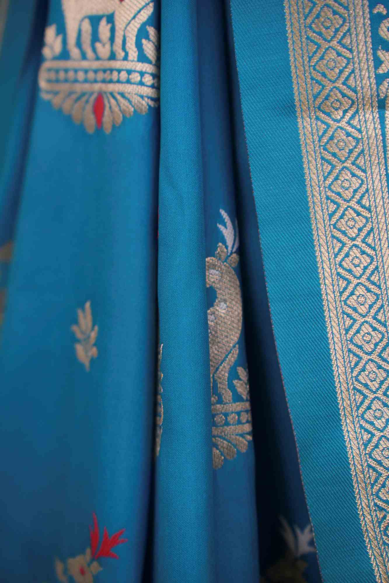 Banarasi Designer Woven Border And Zari Detail Work with ornate meenakari pallu Wrap in 1 Minute Saree.