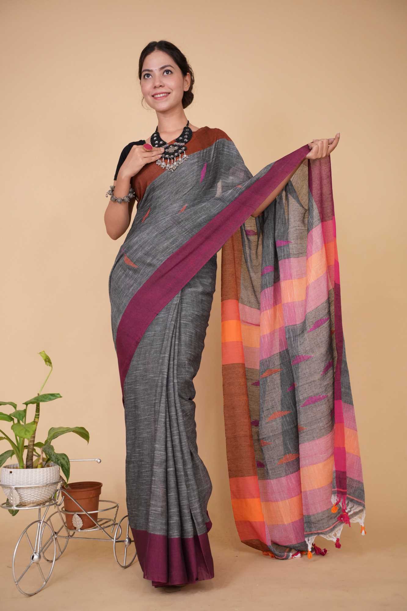 Bengali Handloom Cotton with contrast solid border and thread work on pallu wrap in 1 minute Saree