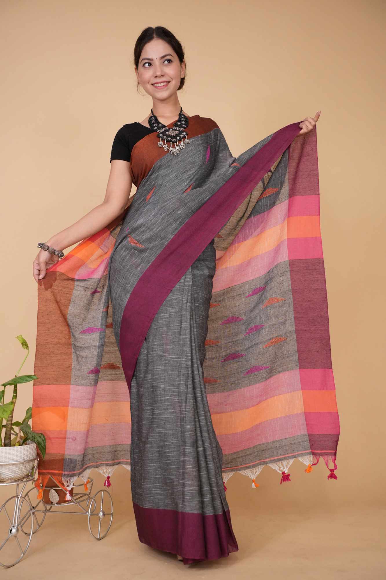 Bengali Handloom Cotton with contrast solid border and thread work on pallu wrap in 1 minute Saree