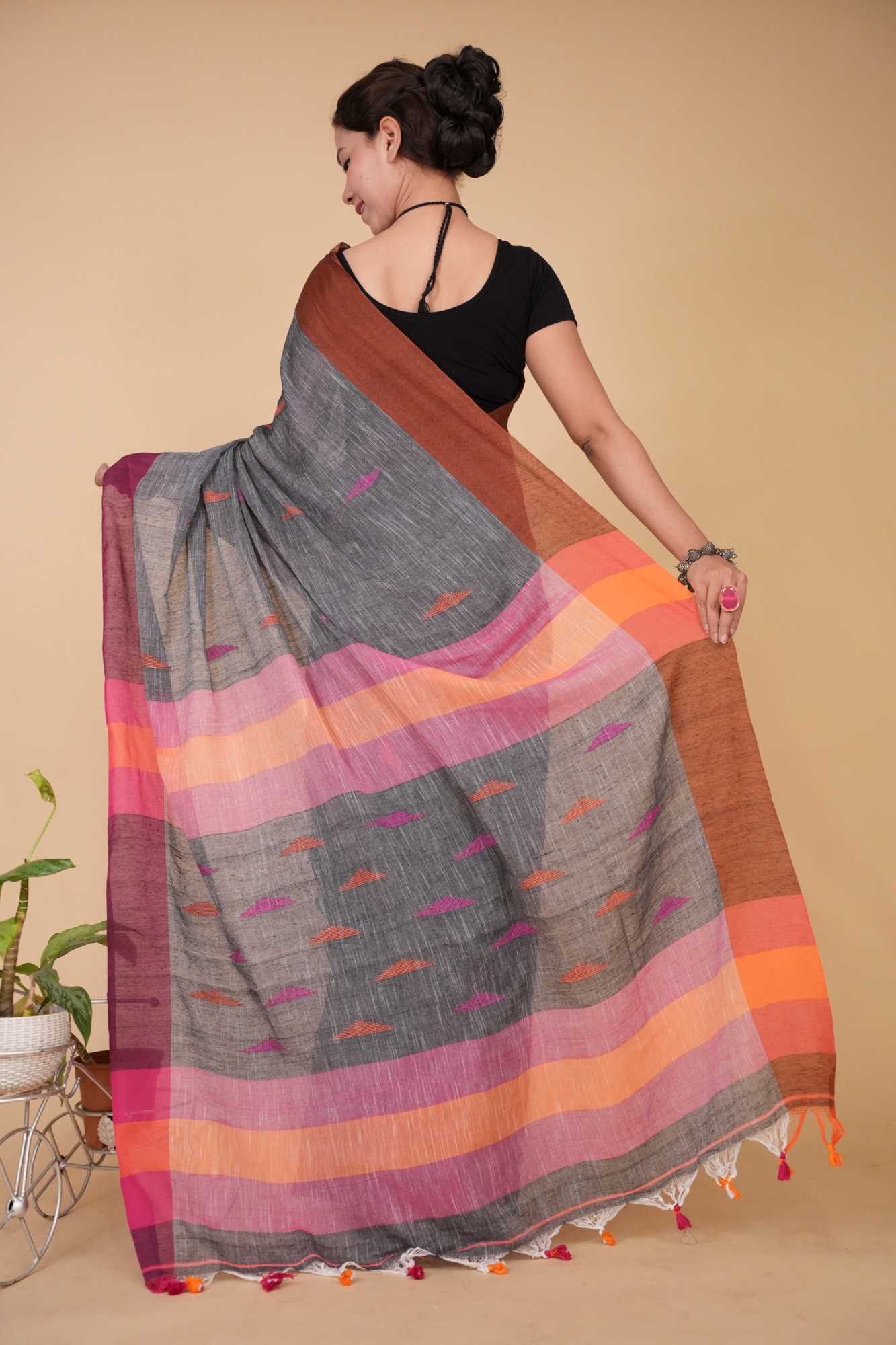 Bengali Handloom Cotton with contrast solid border and thread work on pallu wrap in 1 minute Saree