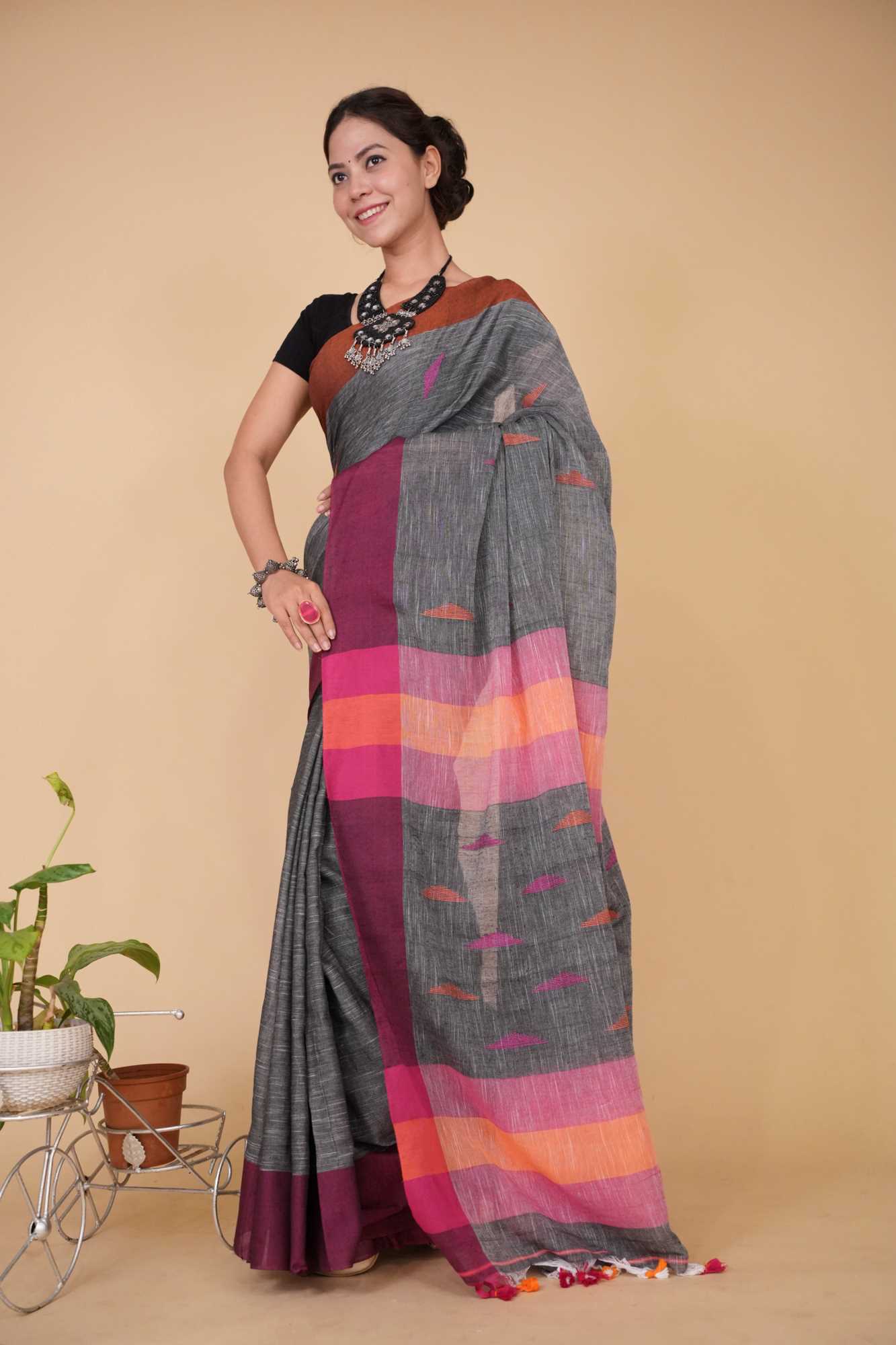 Bengali Handloom Cotton with contrast solid border and thread work on pallu wrap in 1 minute Saree