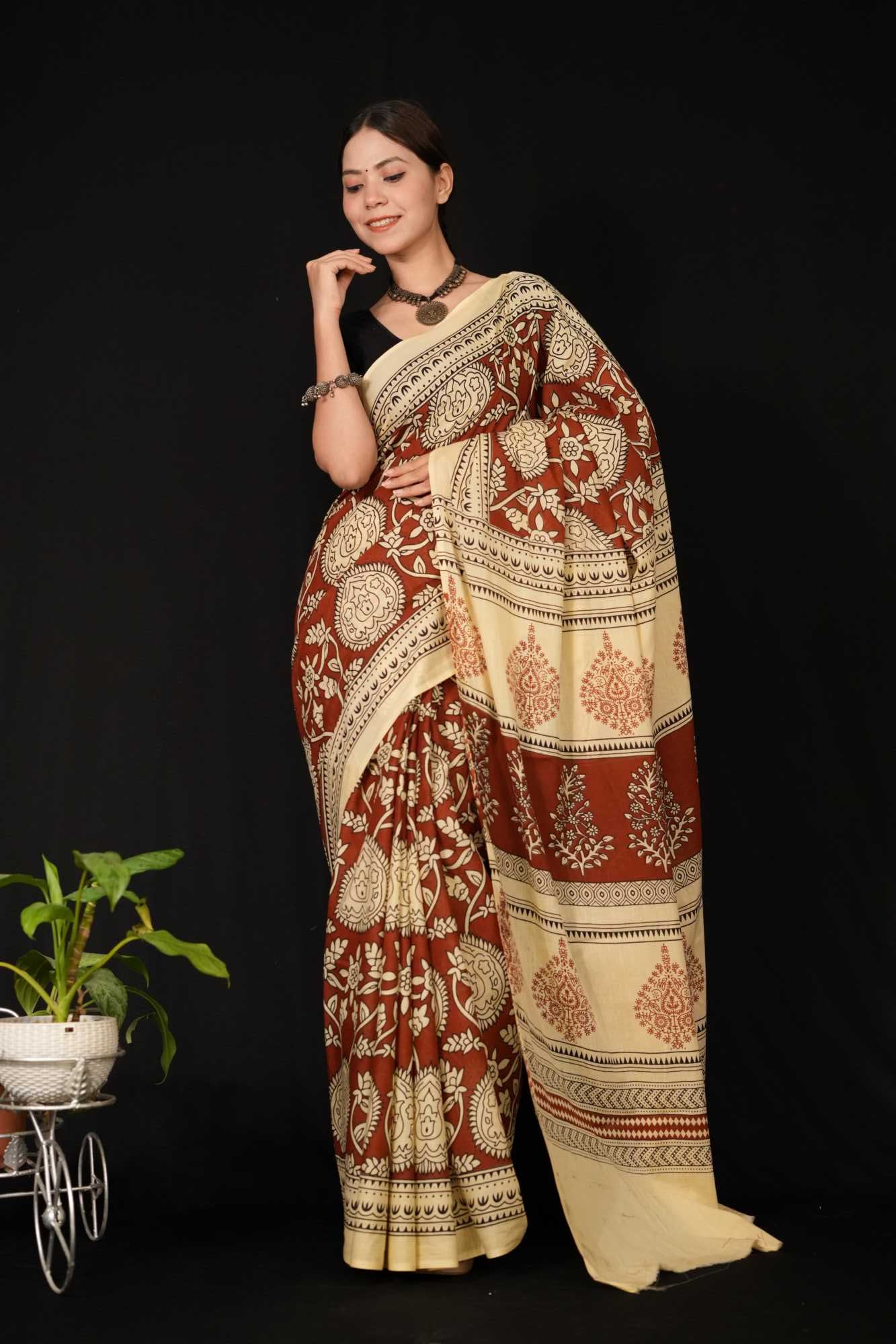 Designer Block Printed Mul Mul Cotton With Soild Cream Border Wrap In One Minute Saree