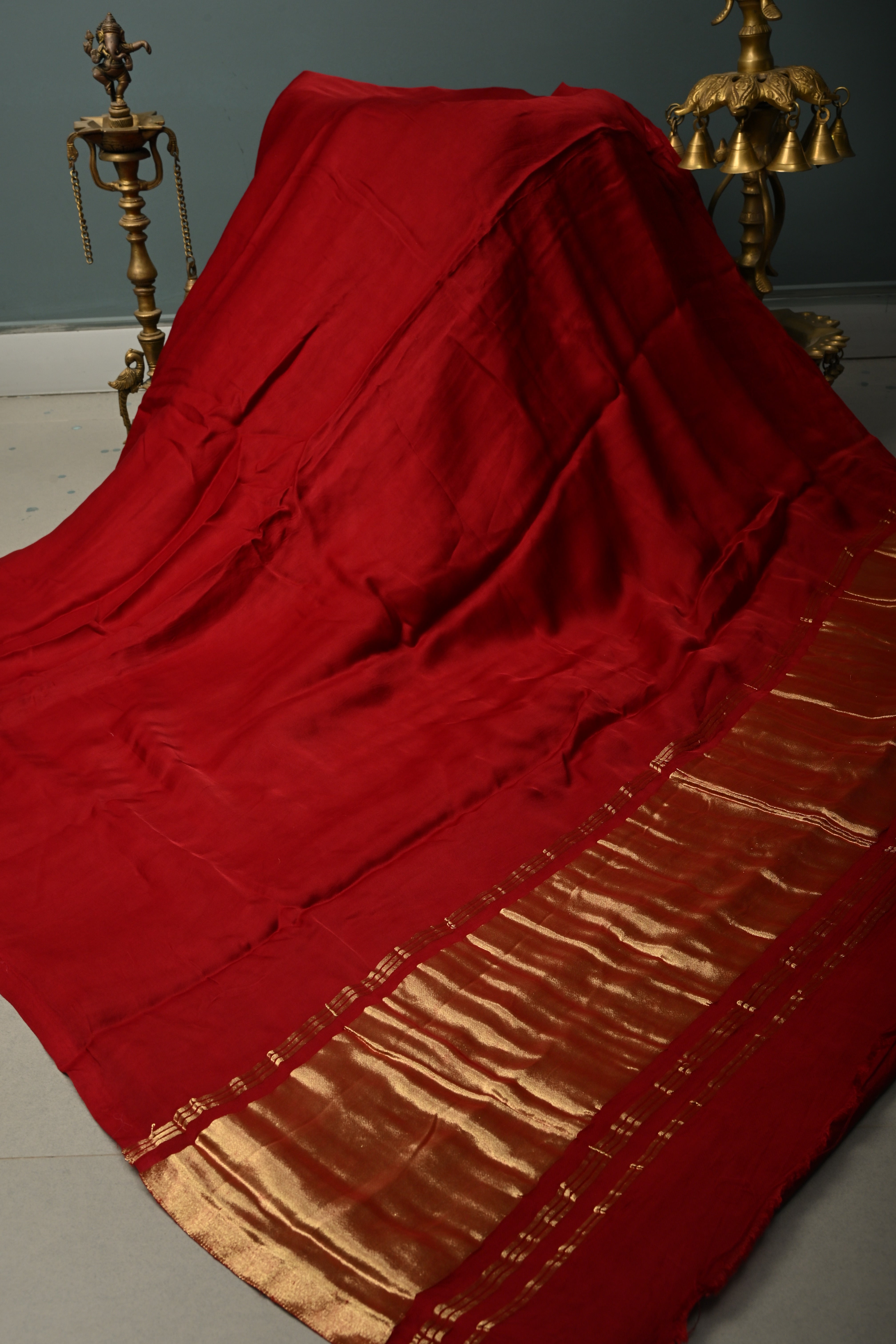 Burgundy Borderless Modal Silk Saree with Lagda Patta Crushed Tissue Pallu