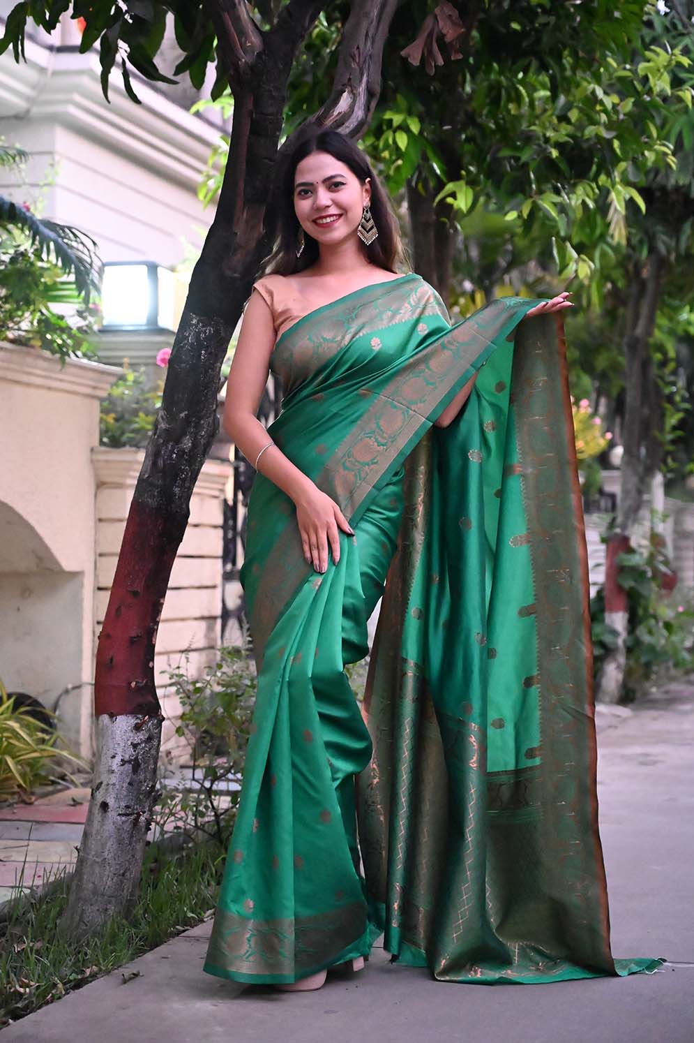 Ready to Wear Green Kanjeevaram Semi Silk With Zari Motif Woven And Ornate Pallu  Wrap in 1 minute saree - Isadora Life